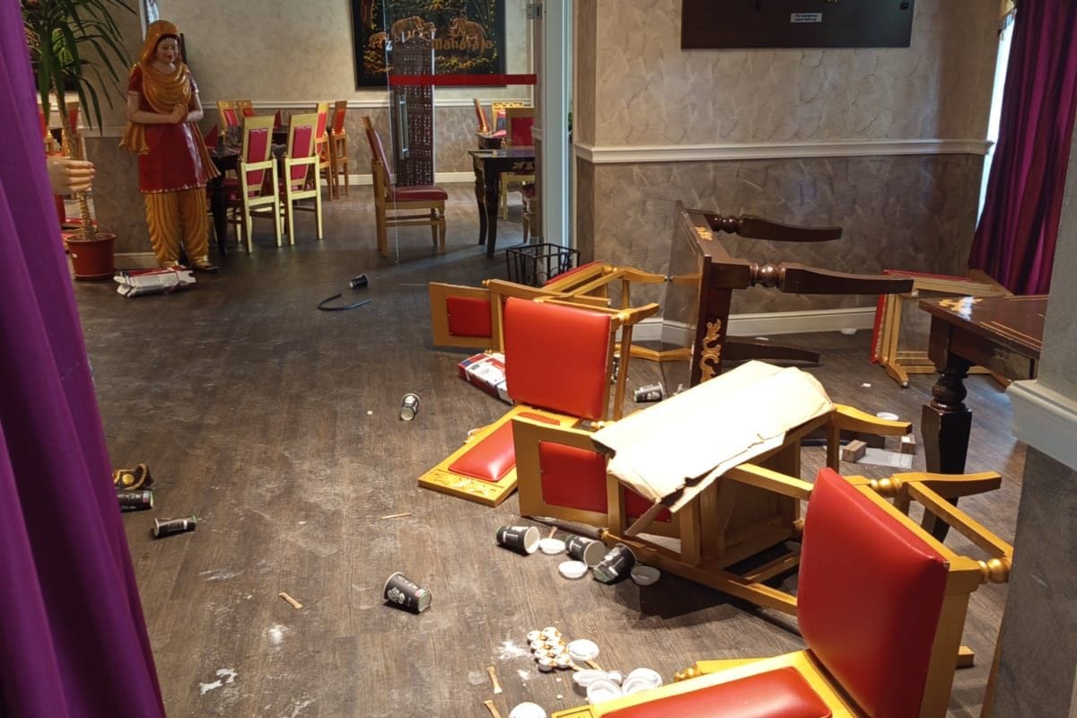 Der Eingangsbereich des Restaurants Maharaja nach dem Angriff: Die Aachener spenden jetzt für das Restaurant und bekennen Farbe.