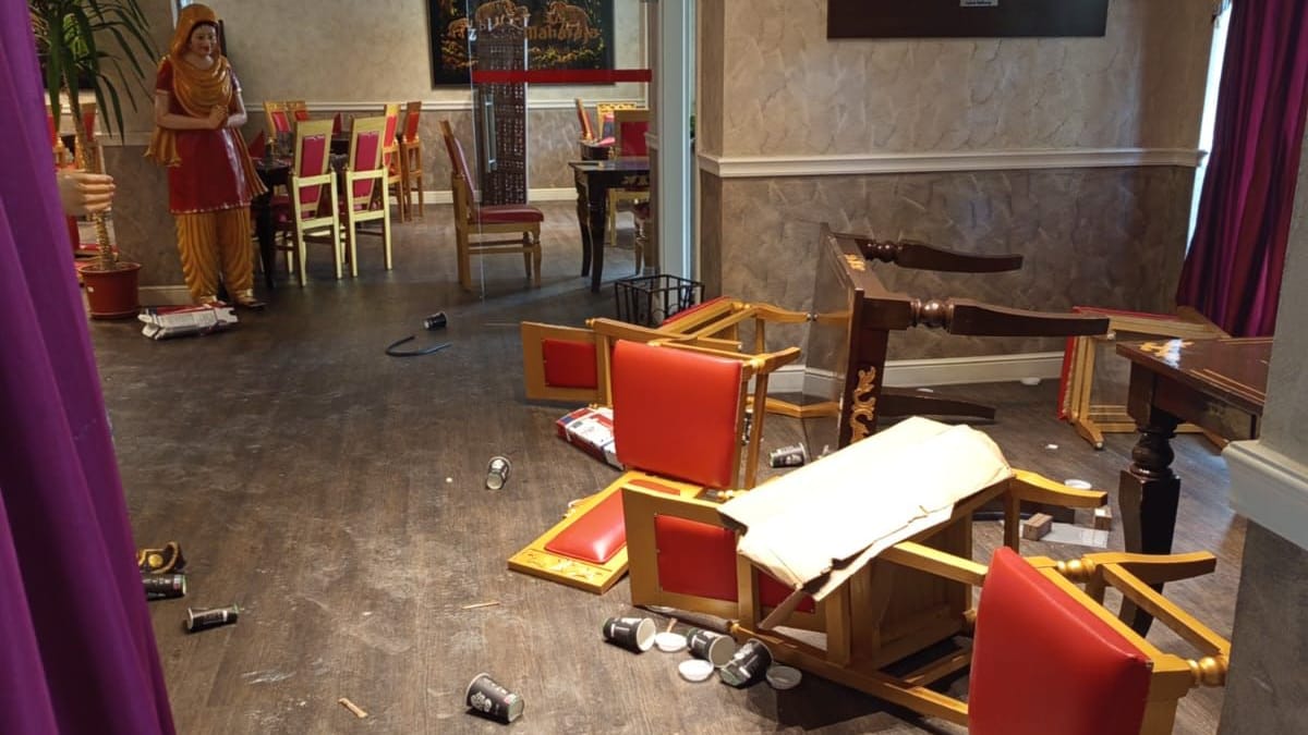 Der Eingangsbereich des Restaurants Maharaja nach dem Angriff: Die Aachener spenden jetzt für das Restaurant und bekennen Farbe.