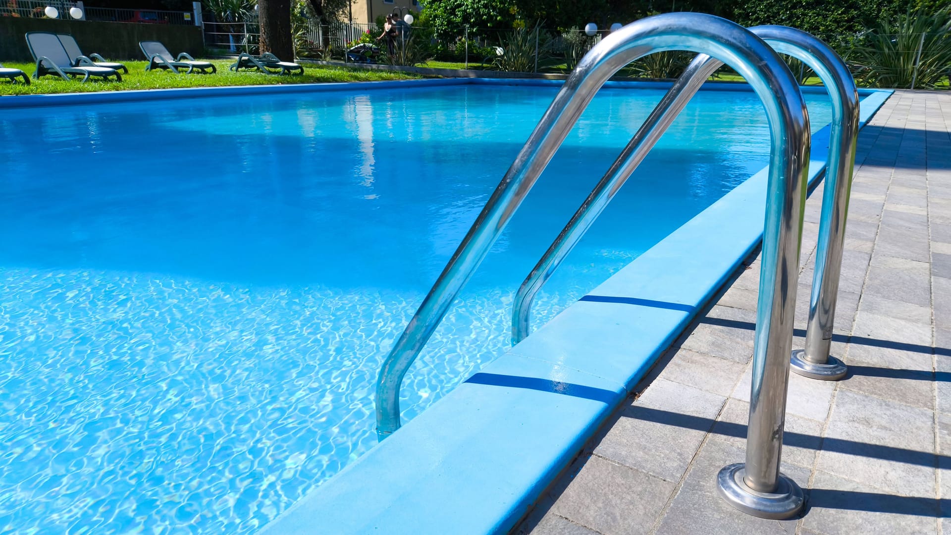 Ein Sprung in ein Schwimmbecken kostete einem Sechsjährigen das Leben (Symbolbild). 