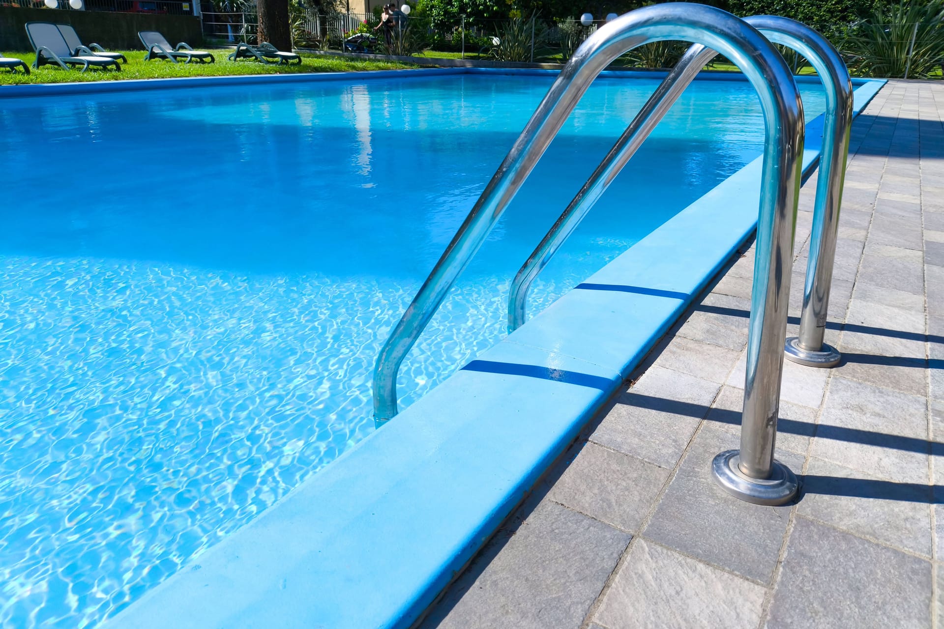 Ein Sprung in ein Schwimmbecken kostete einem Sechsjährigen das Leben (Symbolbild). 