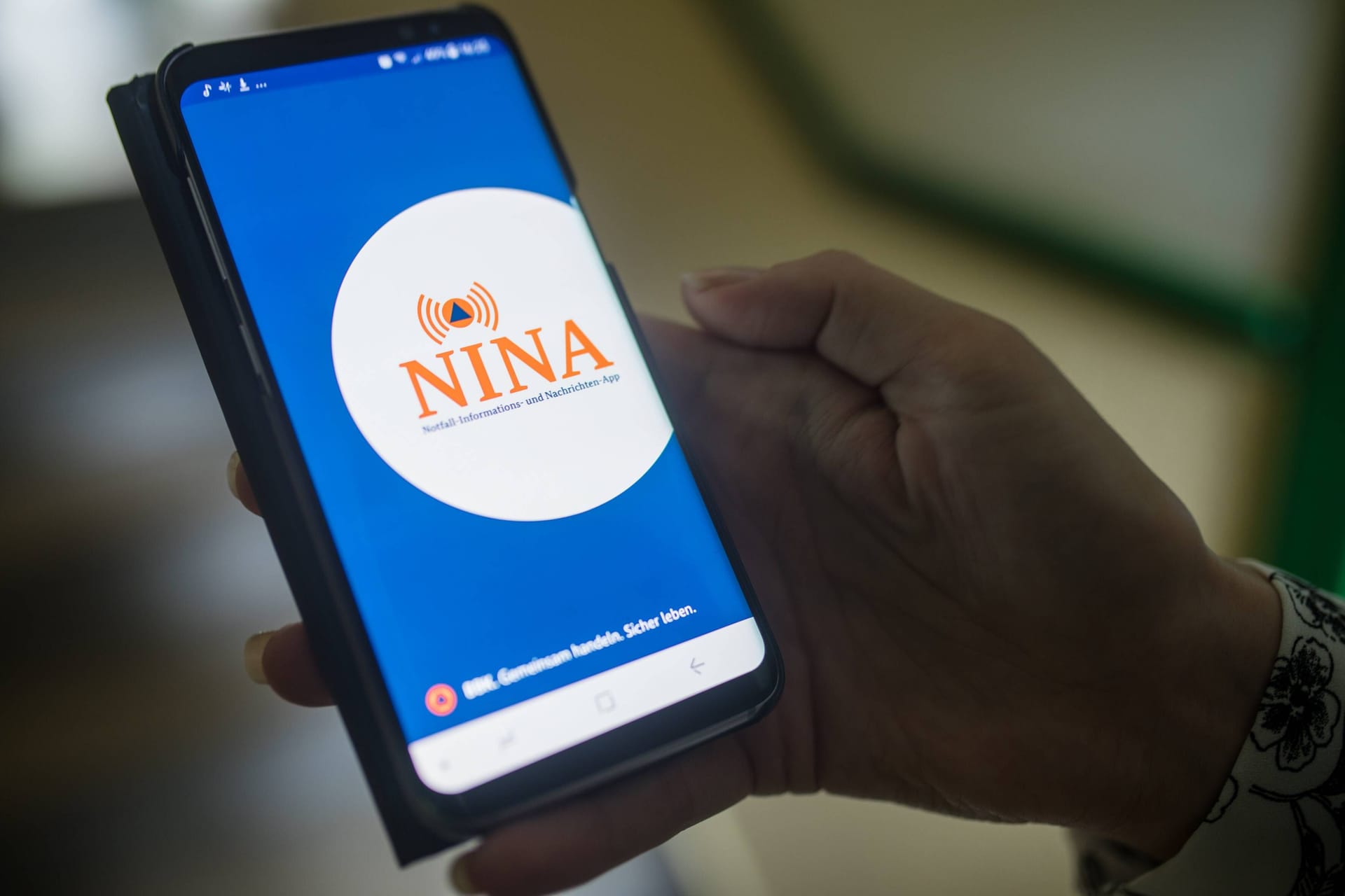 Die Warn-App NINA auf einem Smartphone (Archivbild):