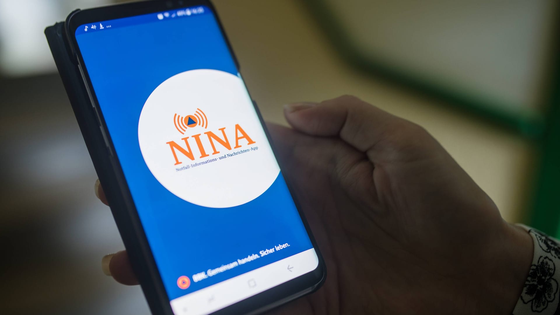Die Warn-App NINA auf einem Smartphone (Archivbild):