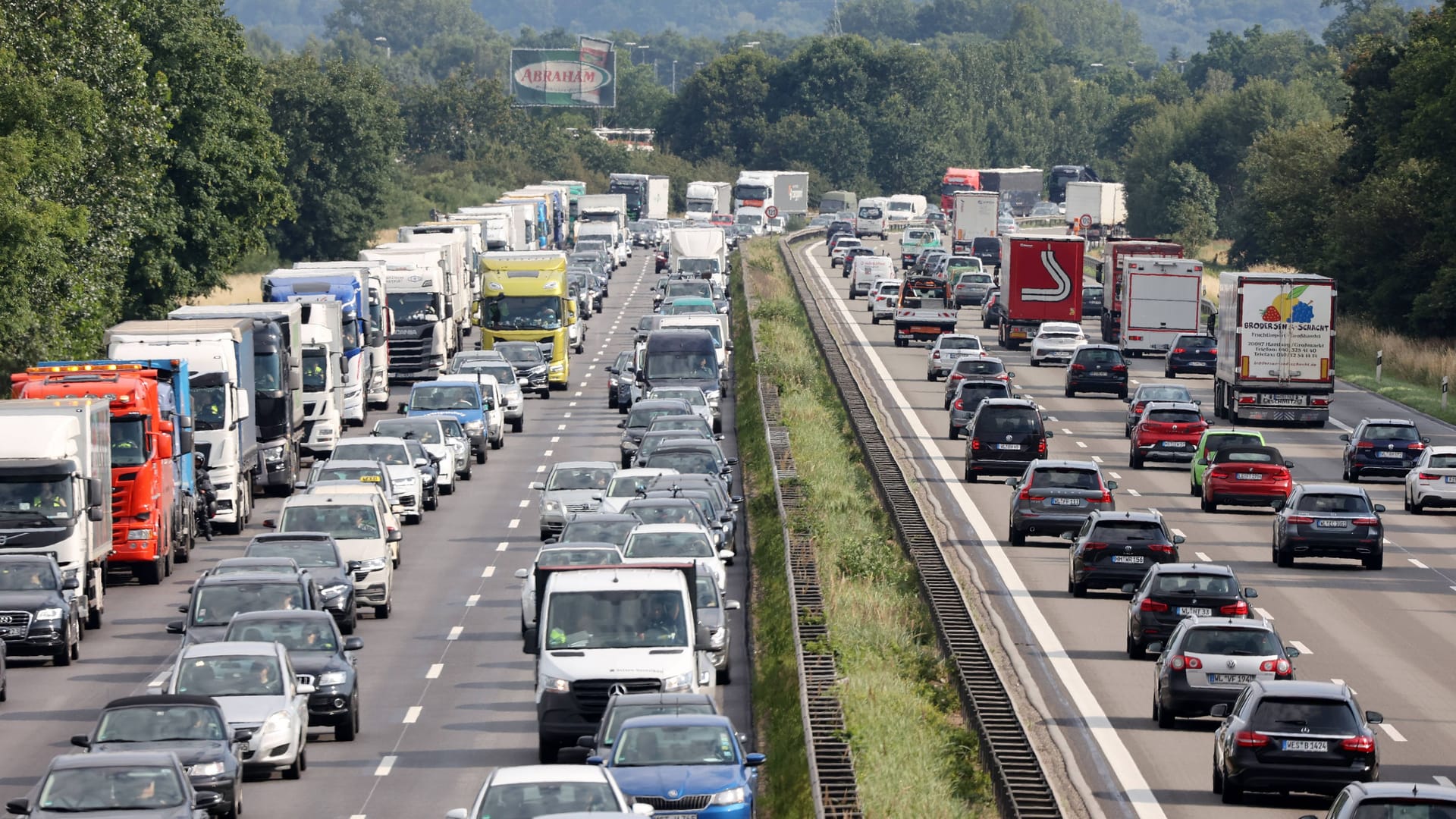Stau auf der Autobahn (Archivbild): In Sachsen beginnen die Schulferien.