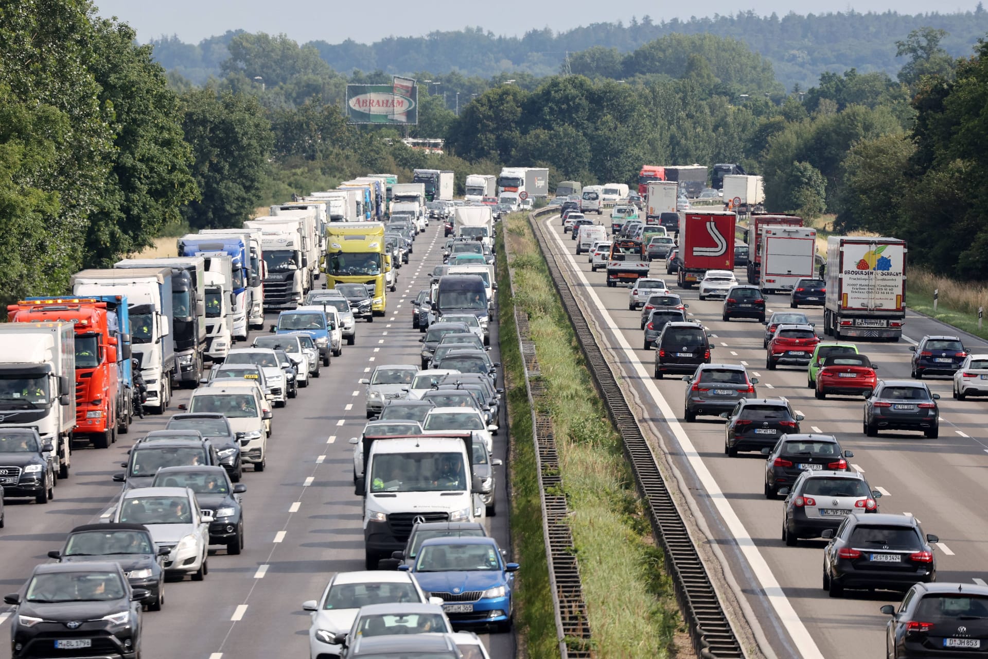 Stau auf der Autobahn (Archivbild): In Sachsen beginnen die Schulferien. Stau auf der Autobahn (Archivbild): In Sachsen beginnen die Schulferien.