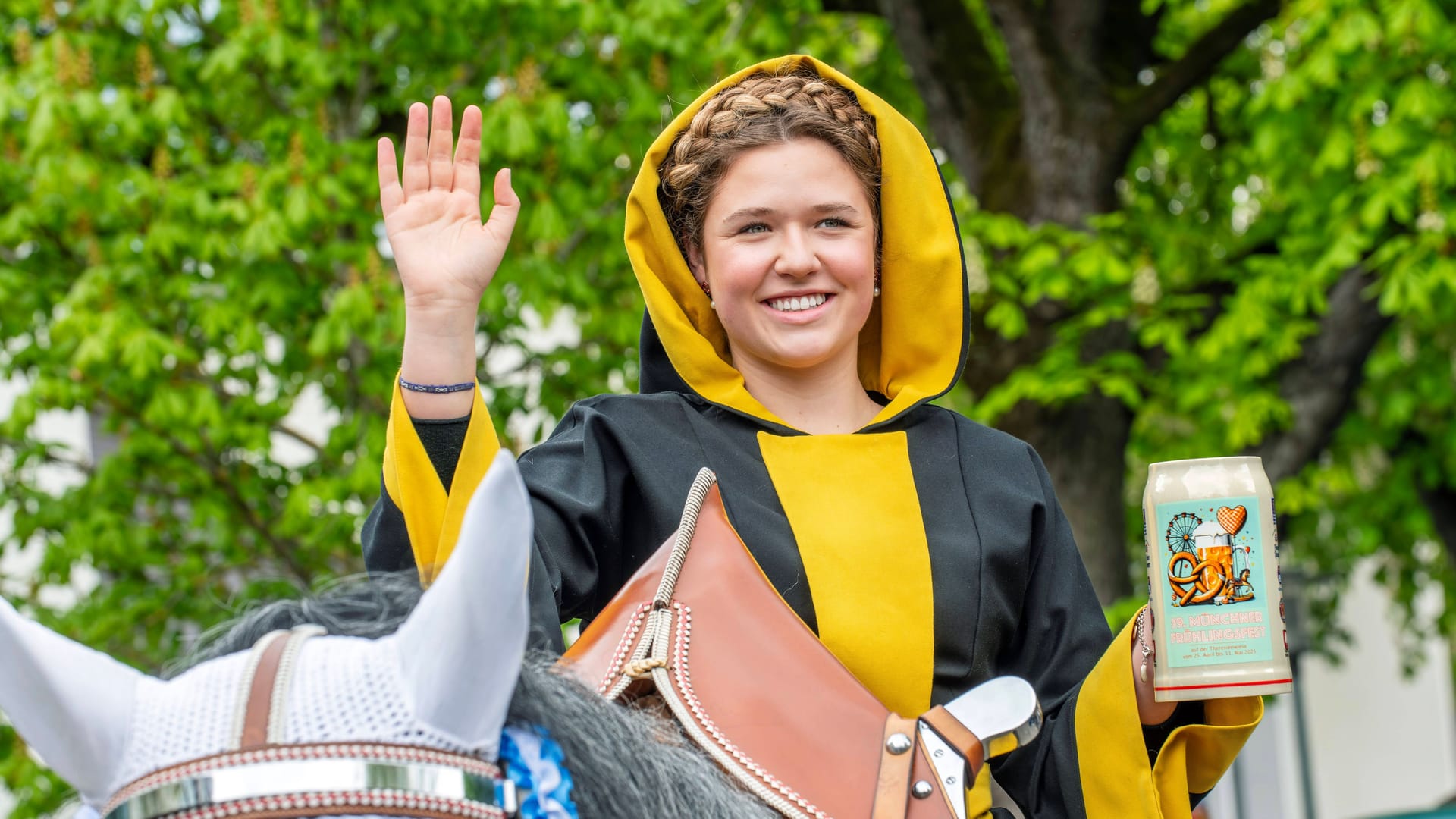 Franziska Inselkammer als Münchner Kindl: In traditioneller Kutte eröffnete sie das Münchner Frühlingsfest 2025. Franziska Inselkammer als Münchner Kindl: In traditioneller Kutte eröffnete sie das Münchner Frühlingsfest 2025.