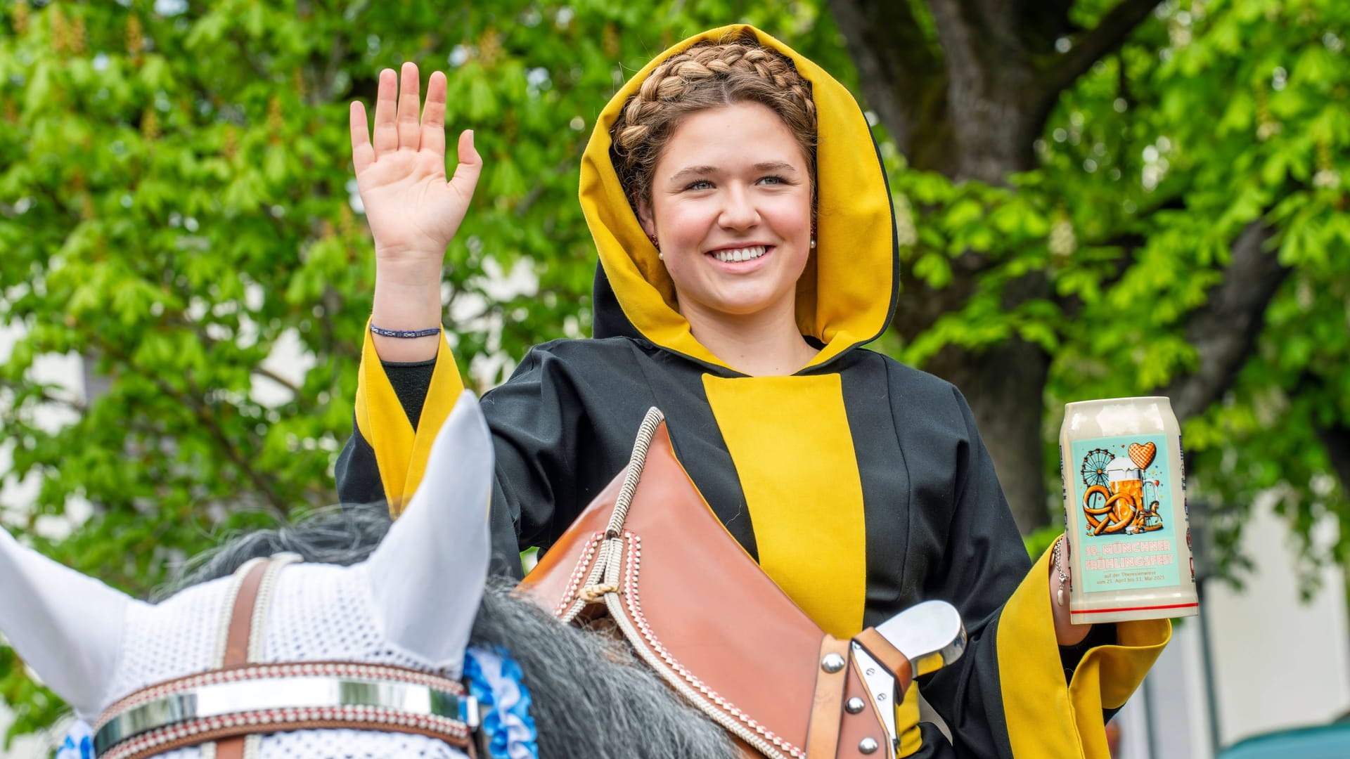 Franziska Inselkammer als Münchner Kindl: In traditioneller Kutte eröffnete sie das Münchner Frühlingsfest 2025.