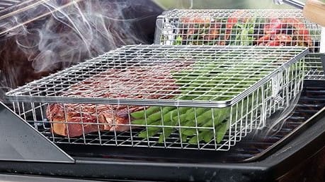 Grillkörbe erleichtern das Garen von verschiedenen Speisen auf dem Grill.