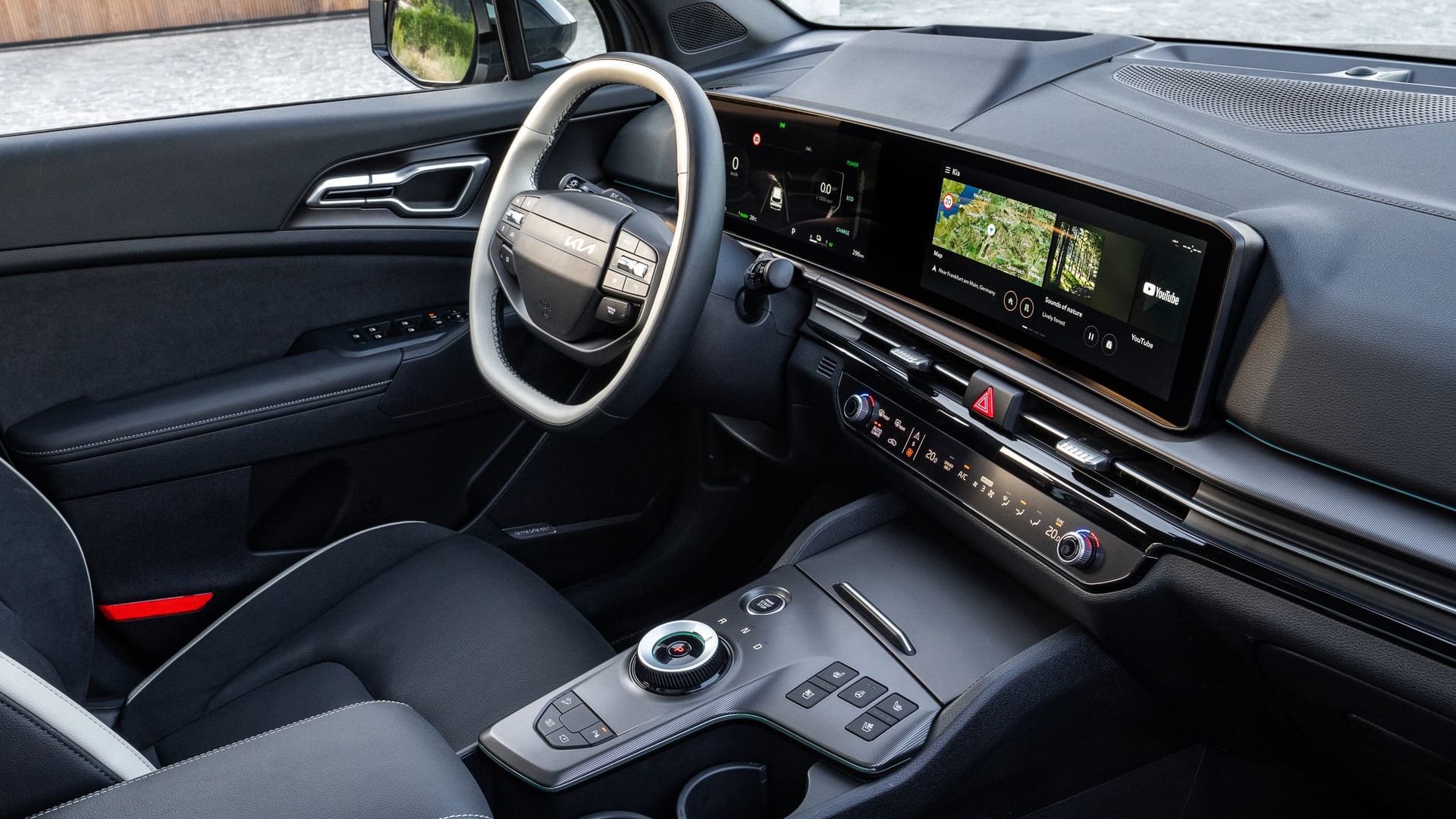 Aufgeräumter: Etwas geglättet gibt sich auch das Cockpit – und es steckt neue Technik darunter.