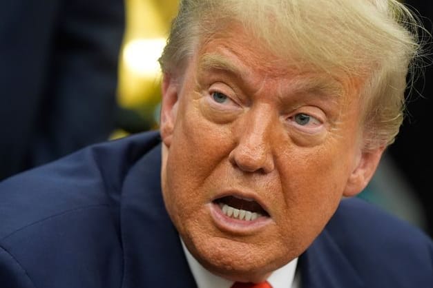 US-Präsident Donald Trump beantwortet Fragen von Reportern im Oval Office im Weißen Haus.