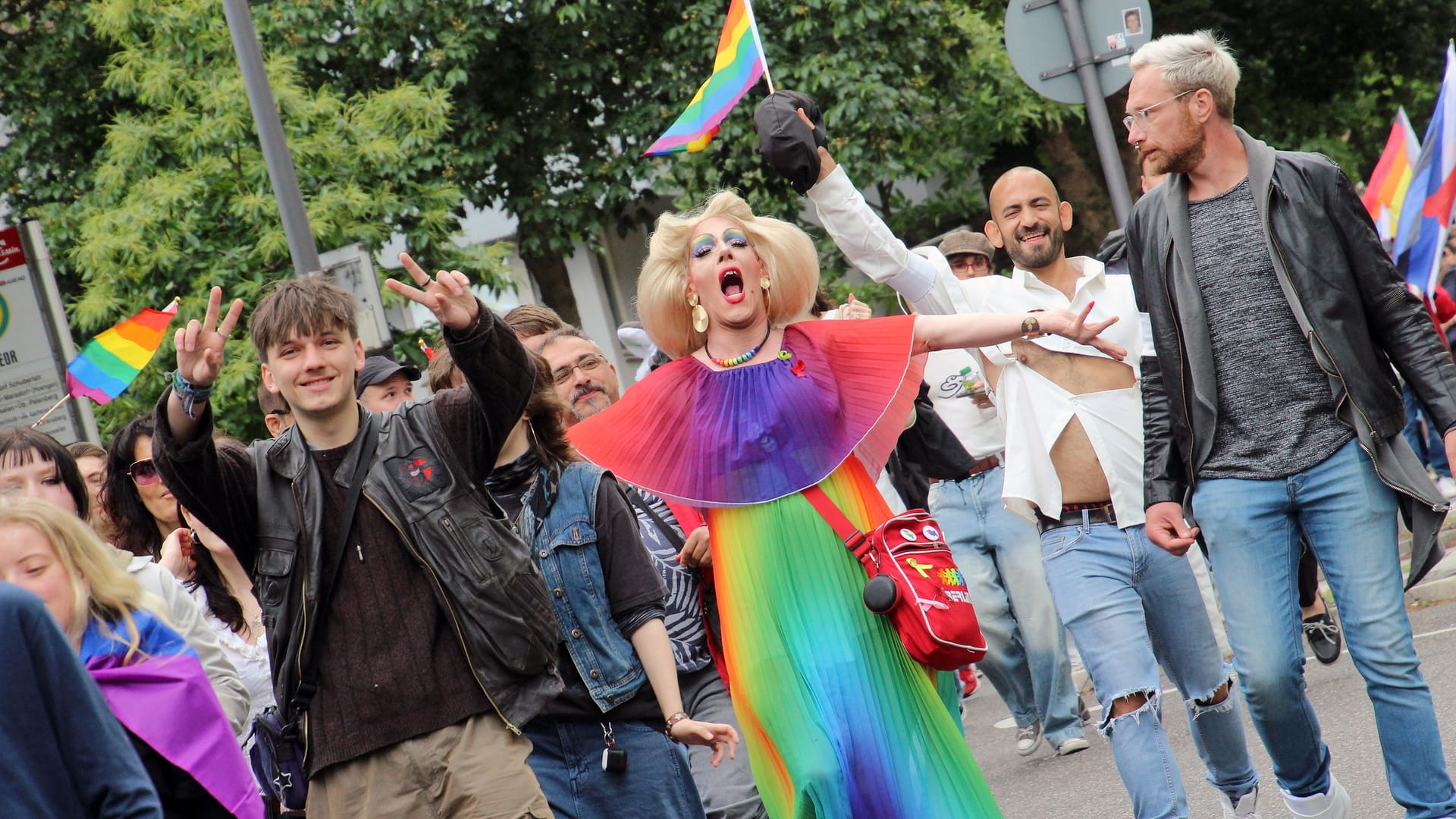 Auch die Berliner Dragqueen Gaby Tupper nimmt an der Kundgebung beim Aachener CSD teil.