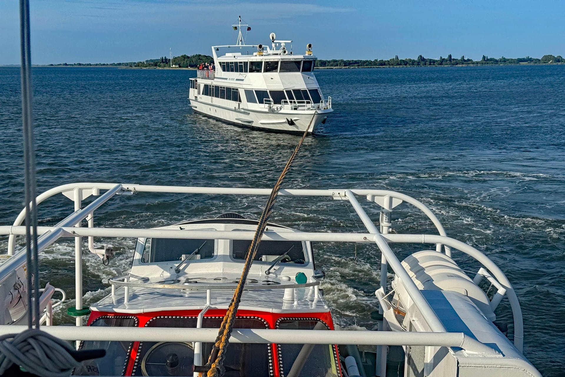 Die Fähre an der Schleppleine: Dem Seenotrettungskreuzer "Nils Randers" gelang es schließlich, das Passagierschiff zu befreien.