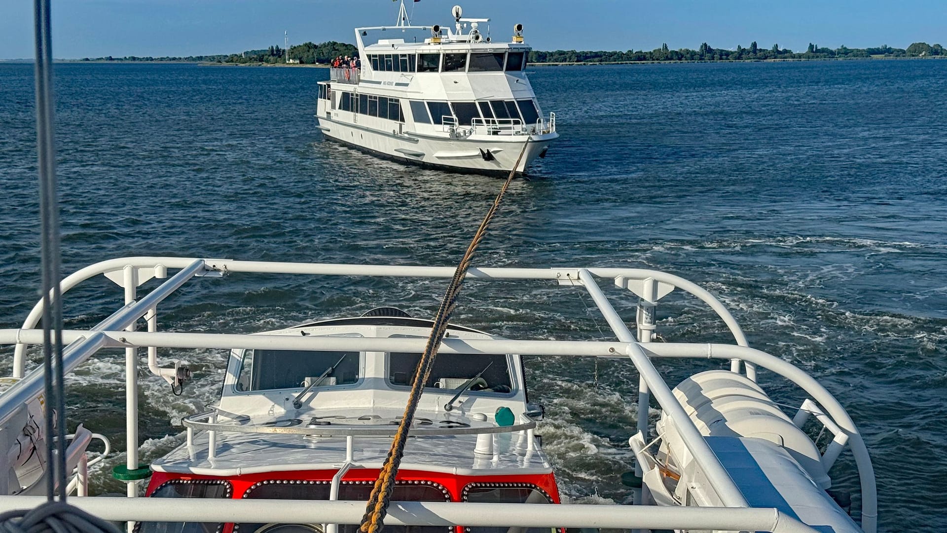Die Fähre an der Schleppleine: Dem Seenotrettungskreuzer "Nils Randers" gelang es schließlich, das Passagierschiff zu befreien.