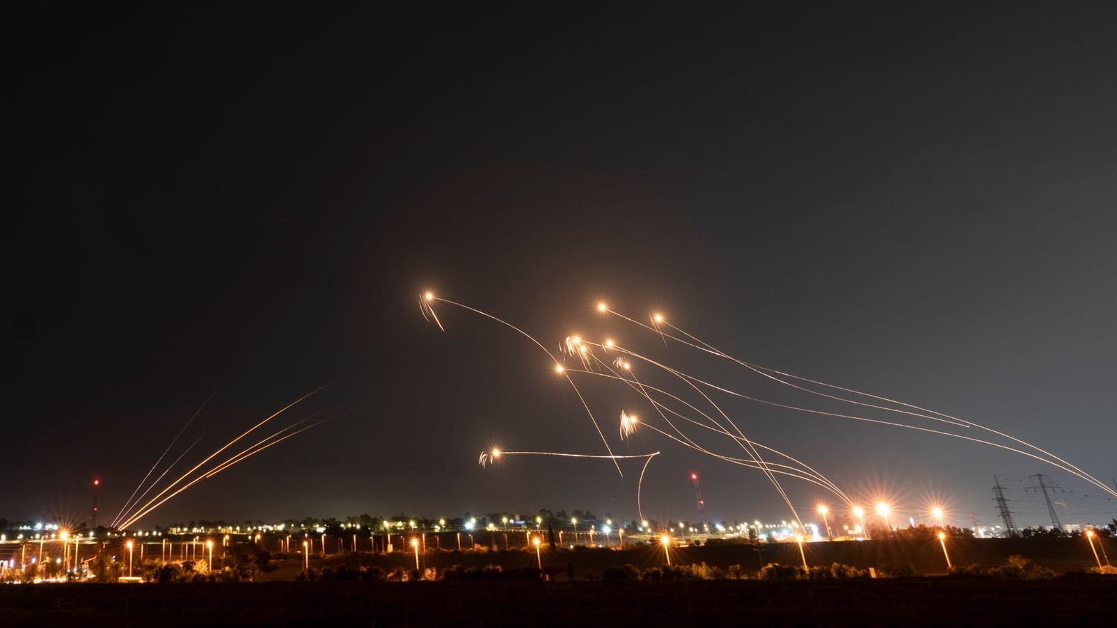 Abgefangene Raketen am Himmel über Israel