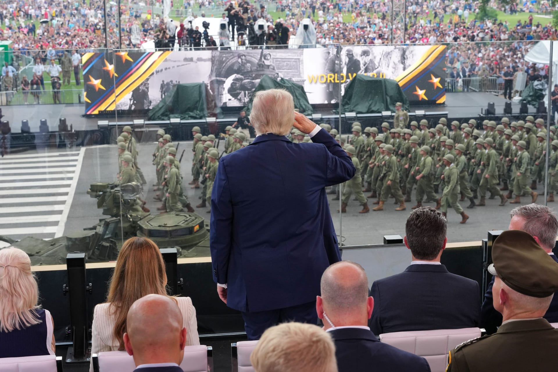 US-Präsident Donald Trump salutiert am 250. Jubiläum der amerikanischen Armee in Washington.