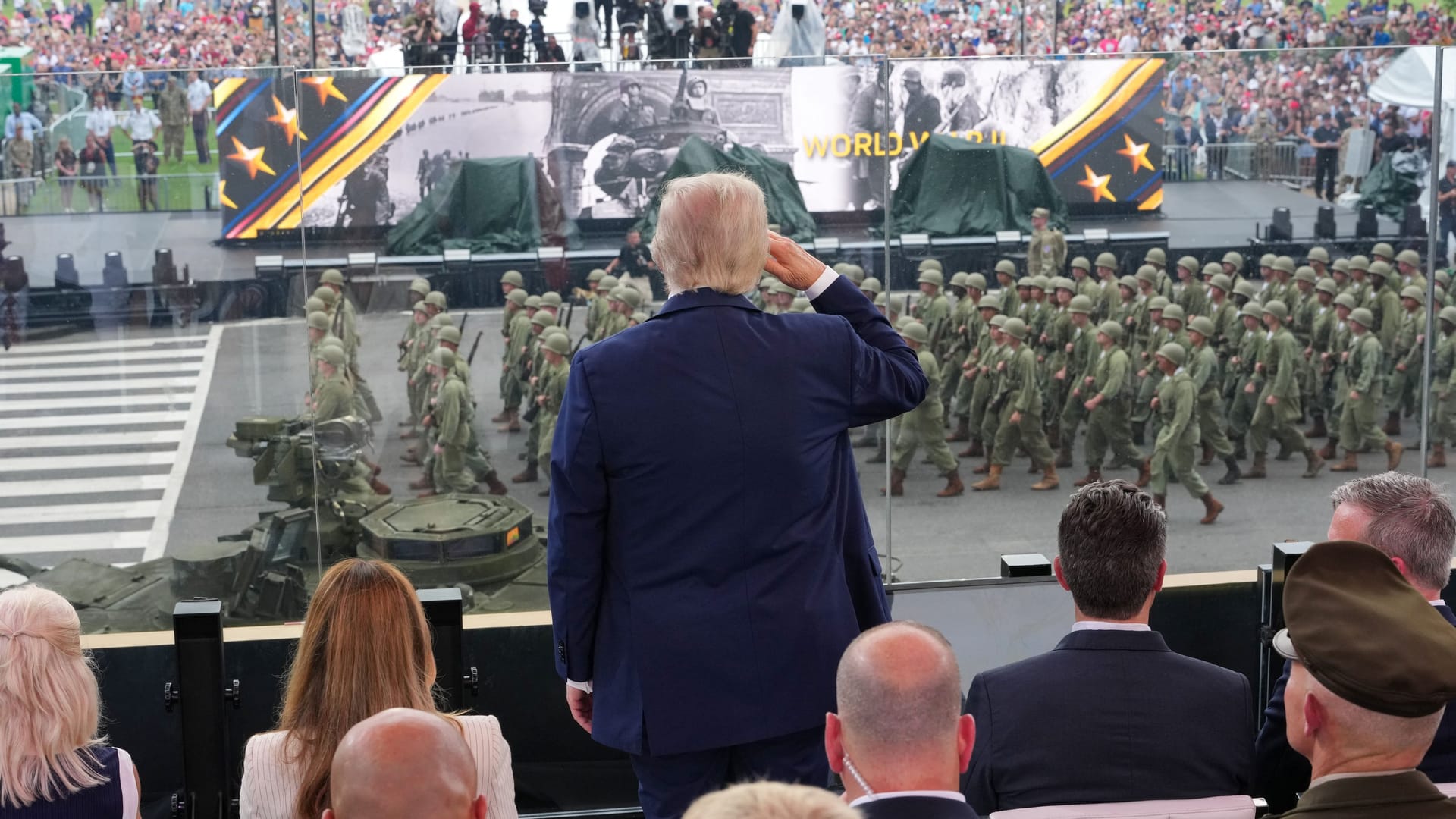 US-Präsident Donald Trump salutiert am 250. Jubiläum der amerikanischen Armee in Washington.
