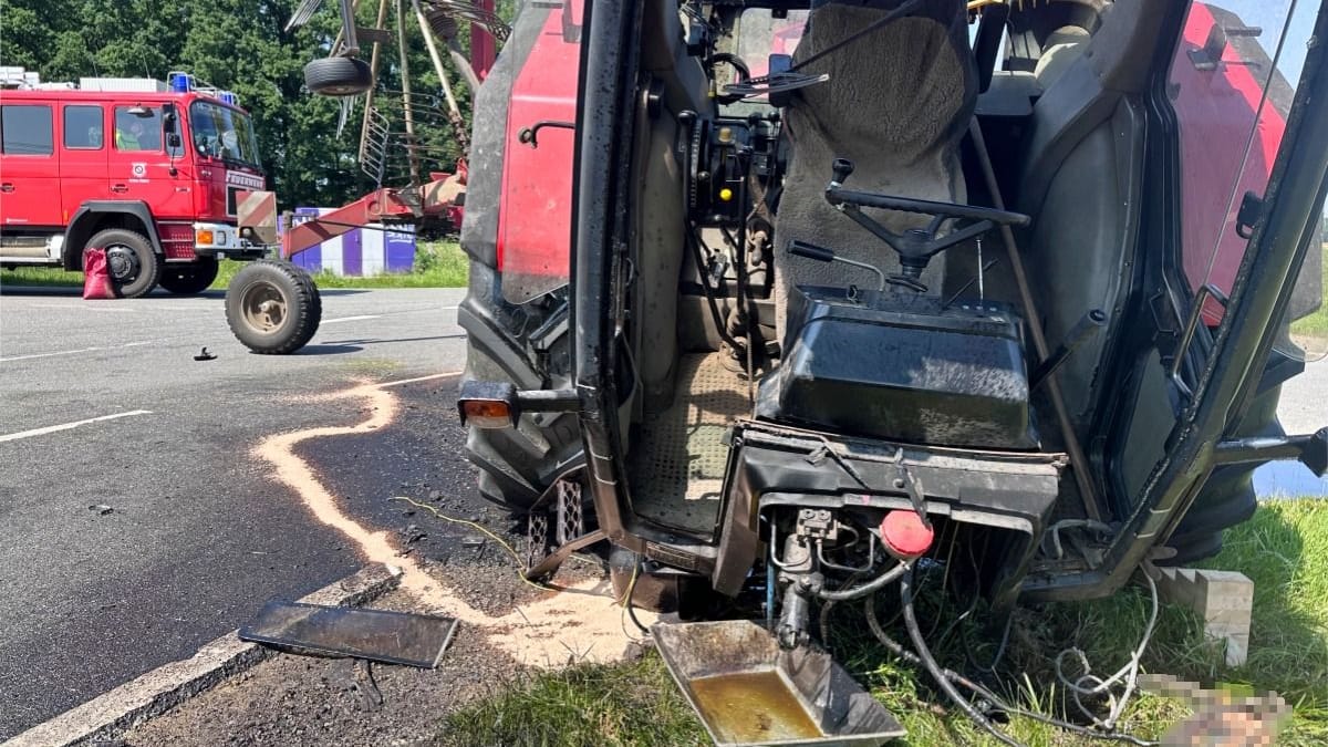 Der vordere Teil des Traktors wurde durch die Wucht des Zusammenstoßes abgerissen.