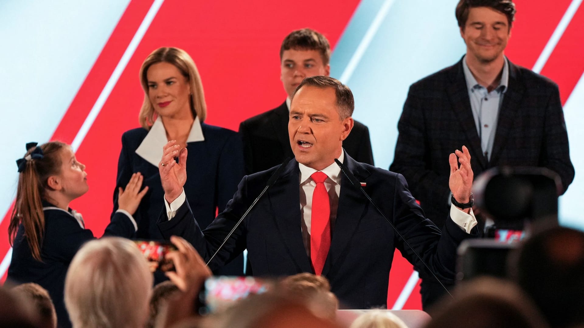 Karol Nawrock bei einer Ansprache nach der Wahl. Der rechtskonservative Politiker wird wohl nächster polnischer Präsident.