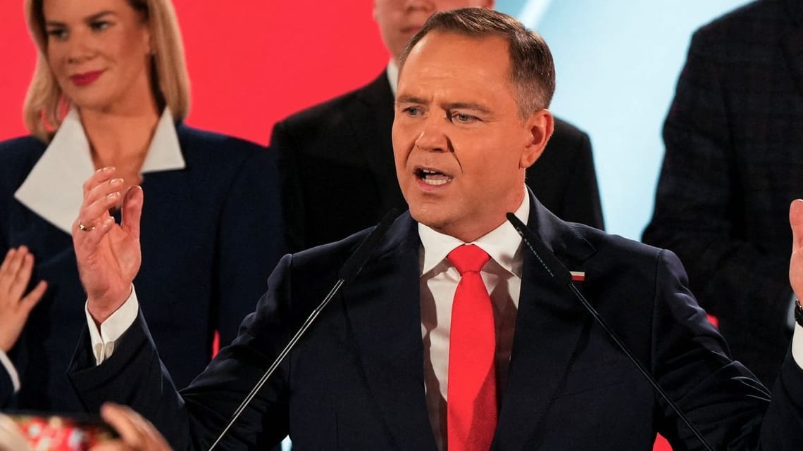 Karol Nawrock bei einer Ansprache nach der Wahl. Der rechtskonservative Politiker wird wohl nächster polnischer Präsident.