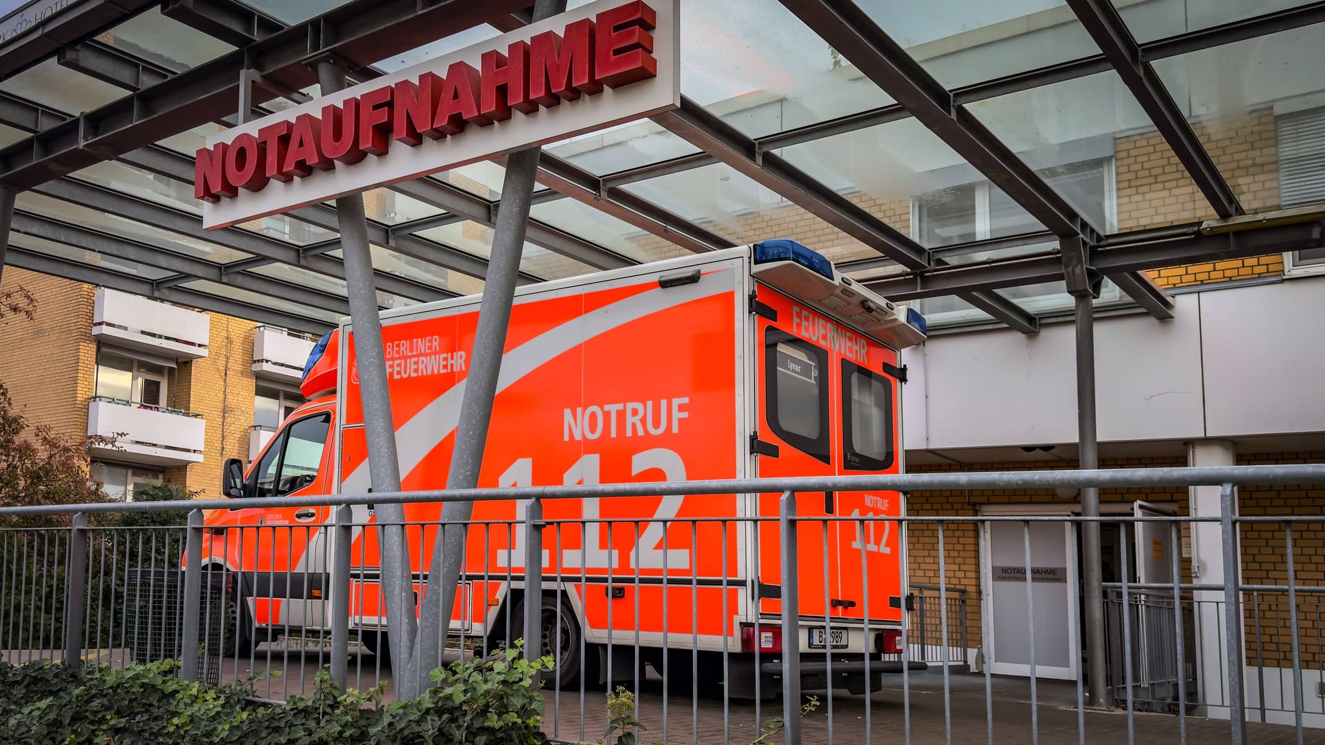 Krankenwagen an der Notaufnahme der Charlottenburger Schlosspark-Klinik (Symbolfoto): Rund 10.000 Patienten werden hier jährlich behandelt.