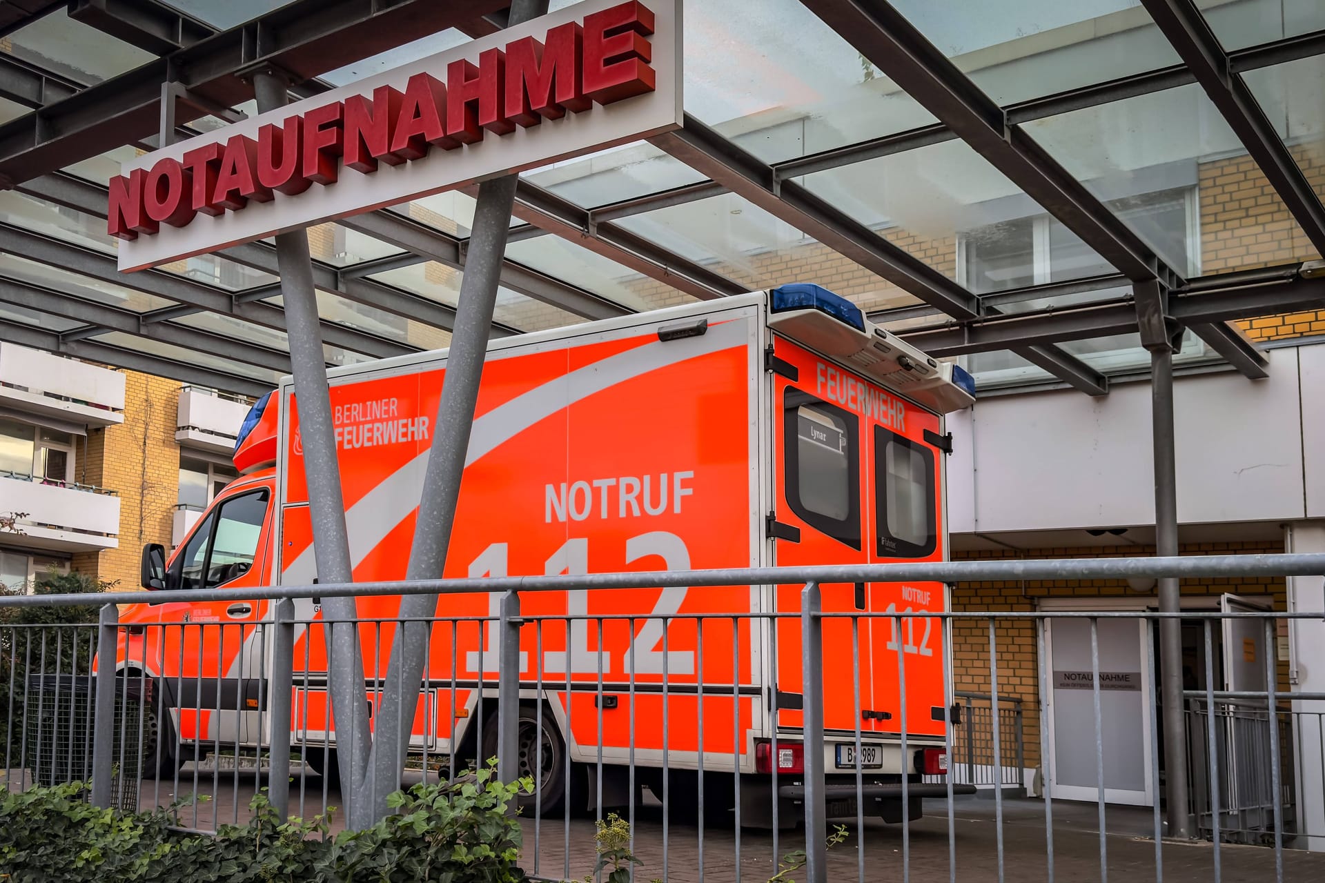 Krankenwagen an der Notaufnahme der Charlottenburger Schlosspark-Klinik (Symbolfoto): Rund 10.000 Patienten werden hier jährlich behandelt.