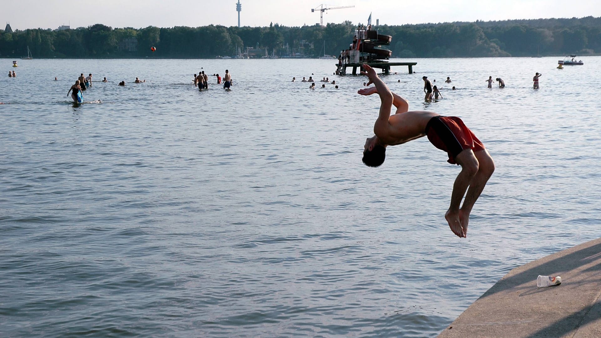 Im Sommer: Beim Baden können einige Gefahren lauern.