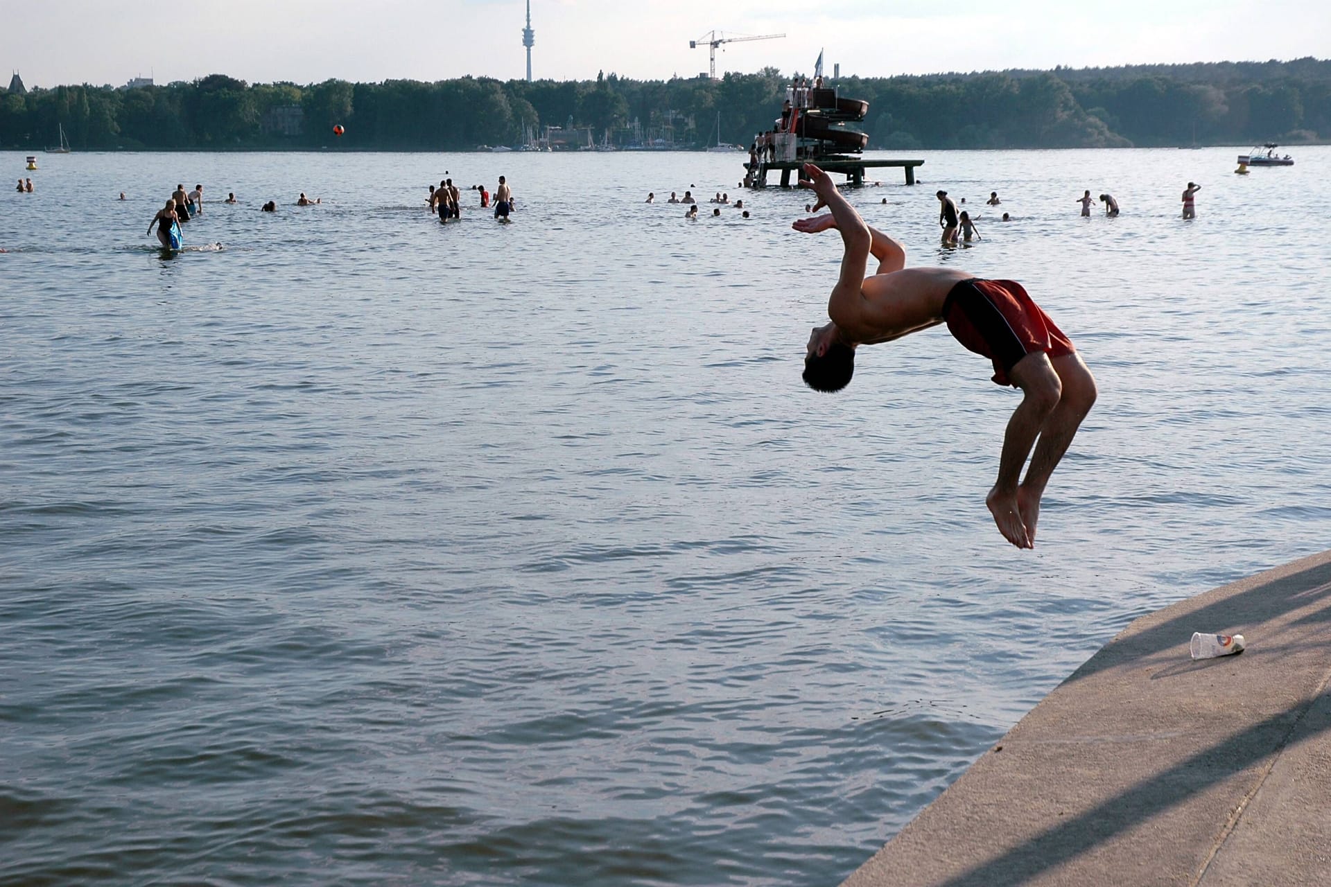 Im Sommer: Beim Baden können einige Gefahren lauern.