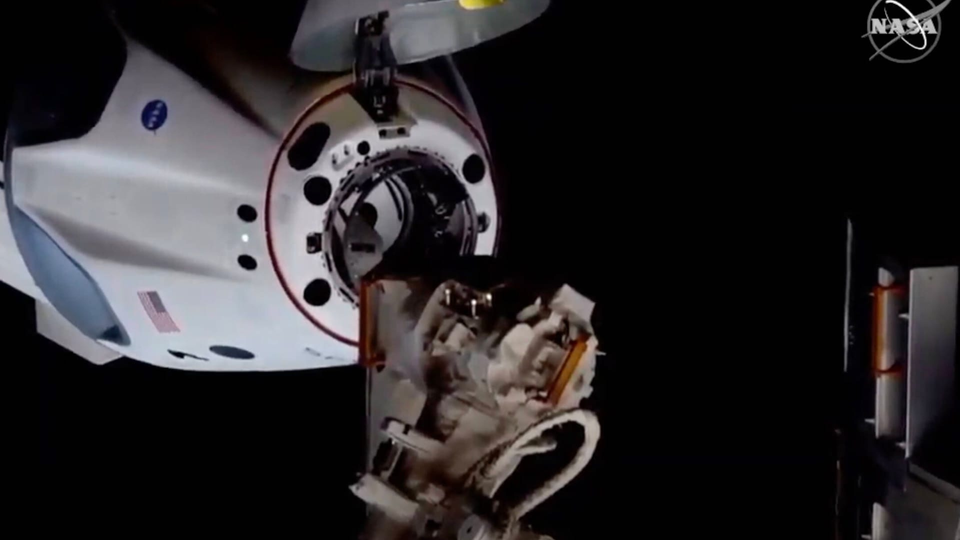 Andock-Manöver: Die Dragon-Kapsel legt an der Internationalen Raumstation ISS an.