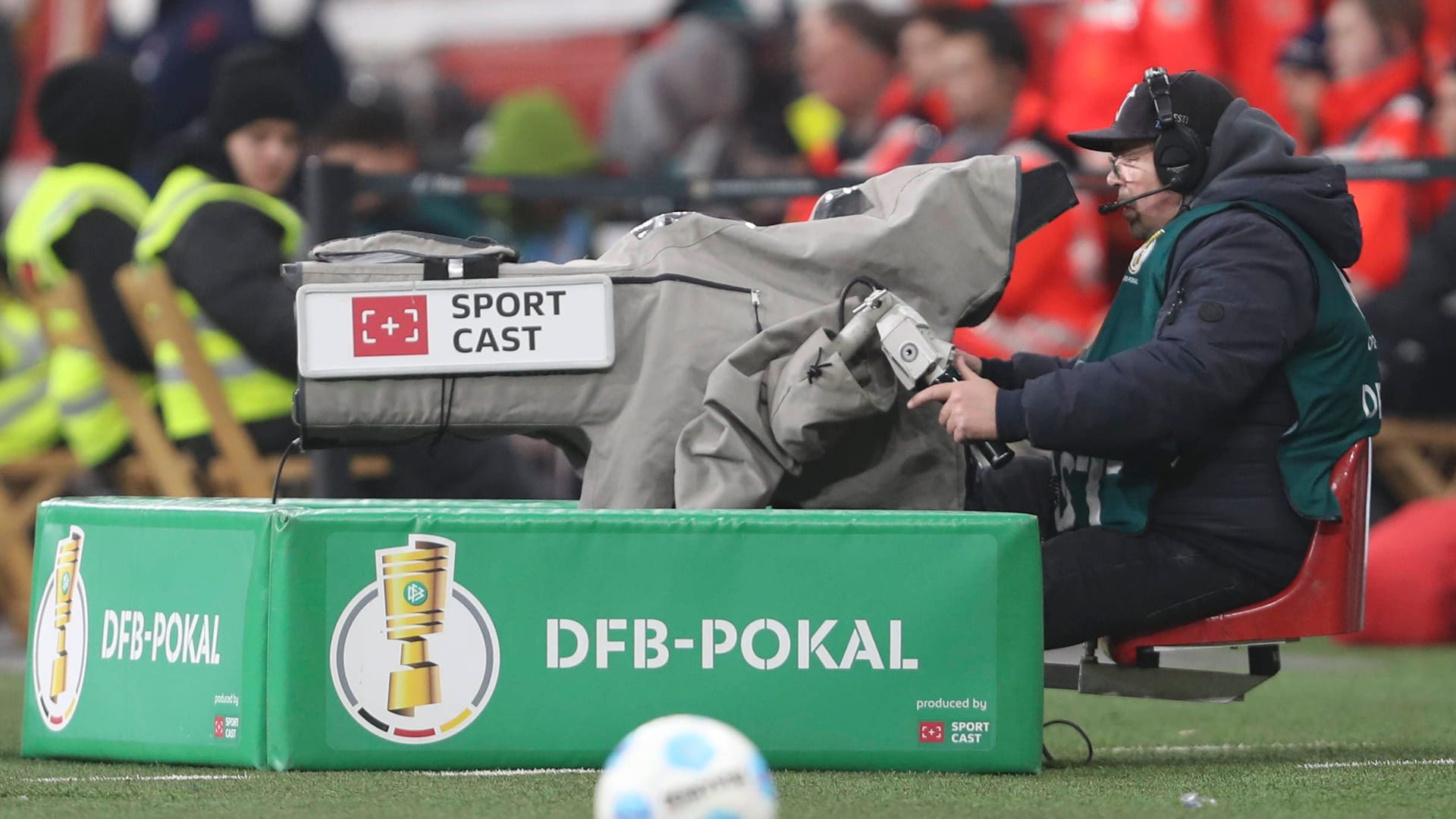 Ein Kameramann beim DFB-Pokal im Einsatz: Ein Rechtepaket blieb überraschend ohne Käufer. Ein Kameramann beim DFB-Pokal im Einsatz: Ein Rechtepaket blieb überraschend ohne Käufer.