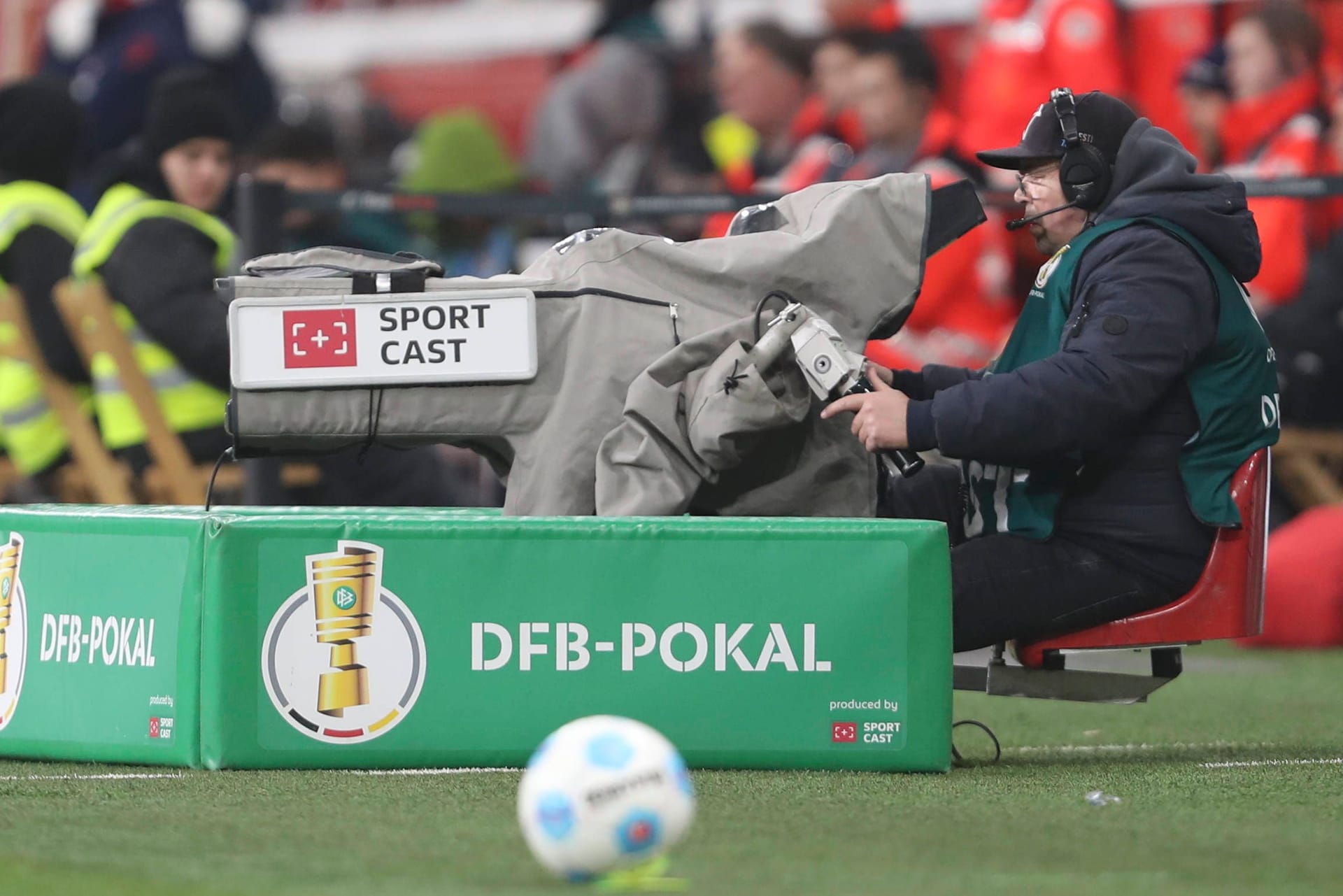 Ein Kameramann beim DFB-Pokal im Einsatz: Ein Rechtepaket blieb überraschend ohne Käufer.