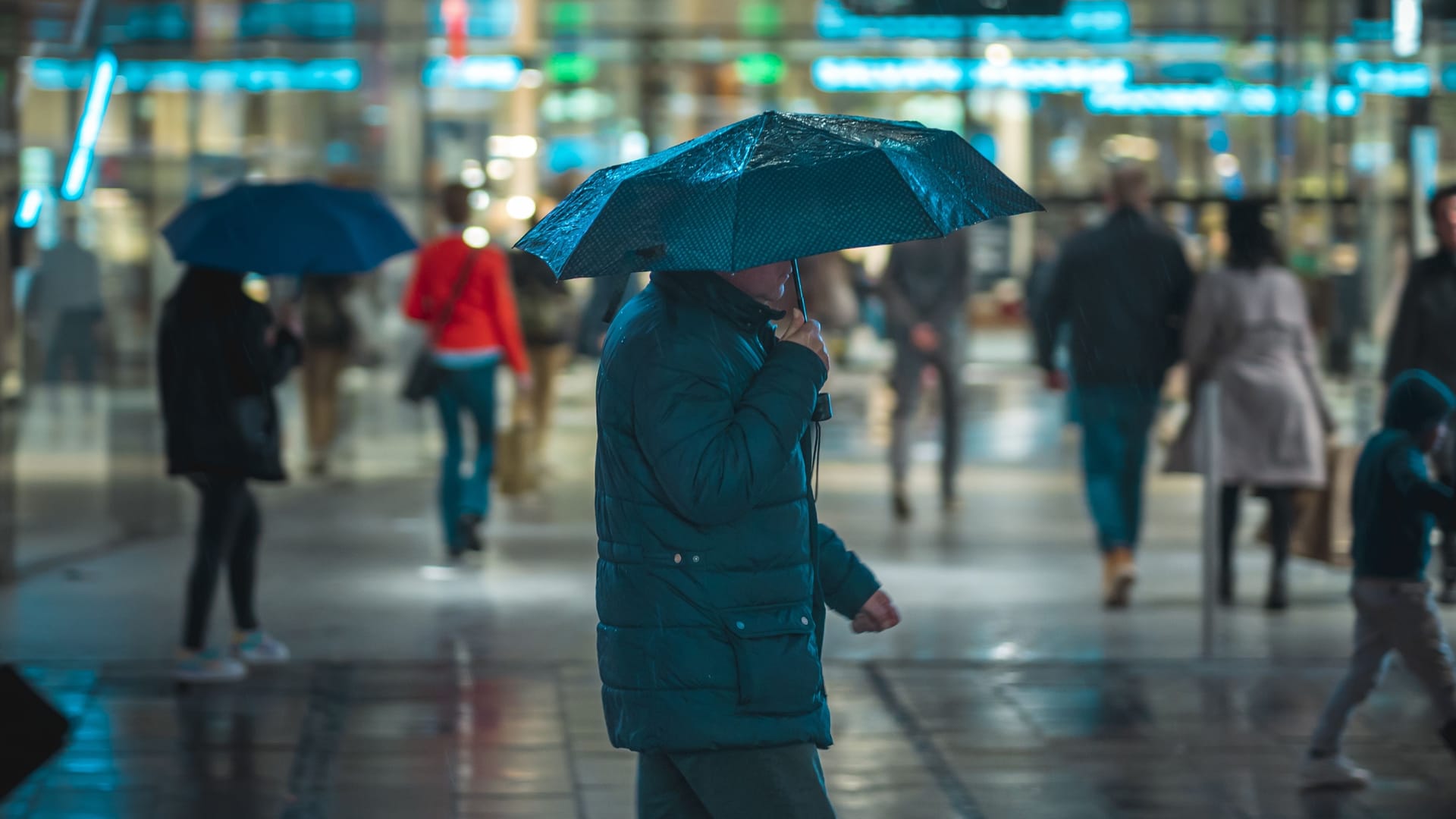Nächtlicher Regen in München (Archivbild): Ein Vorbote für das, was zum Start ins Wochenende kommt.
