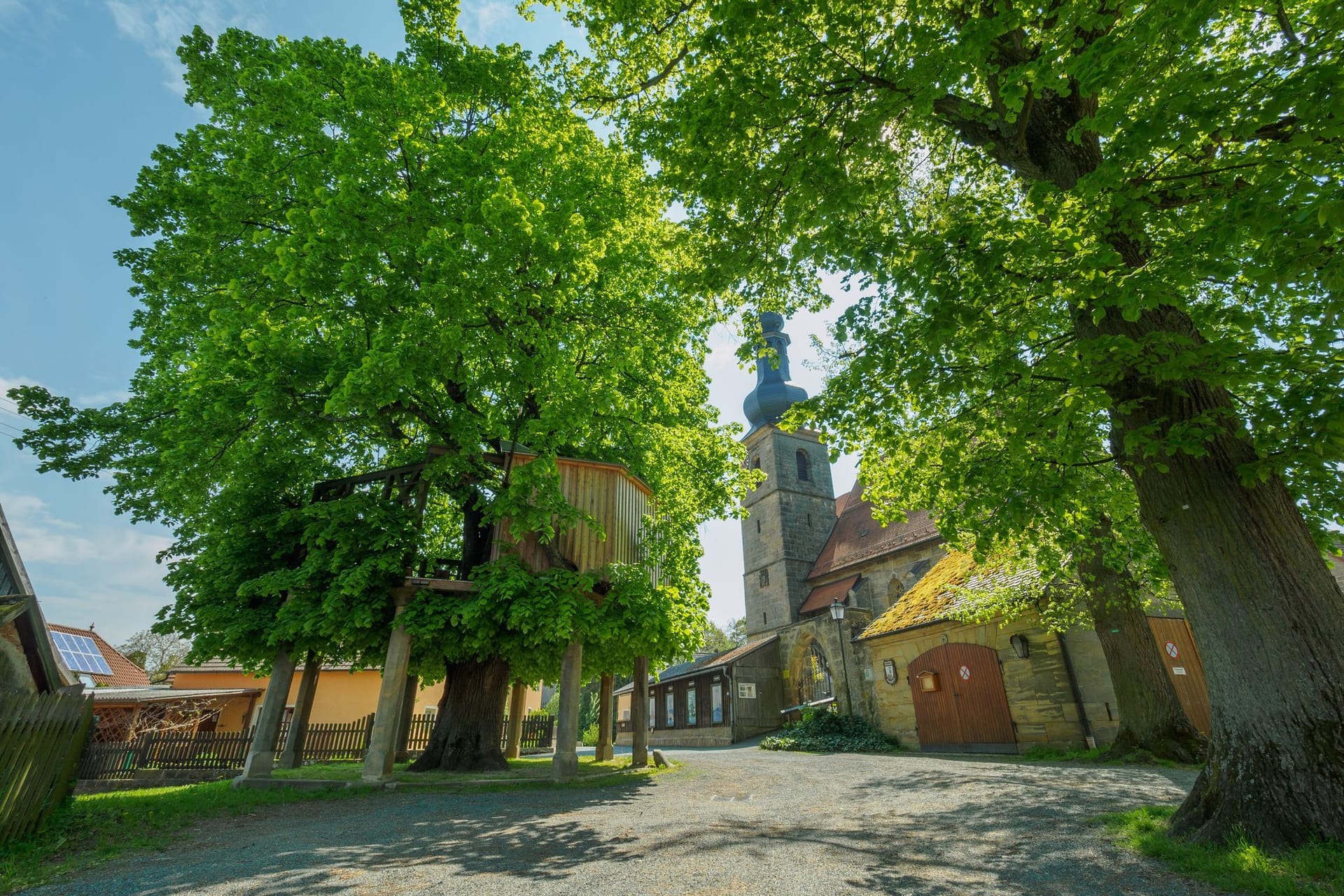 Die "Tanzlinde" in Limmersdorf (Bayern). Die "Tanzlinde" in Limmersdorf (Bayern).