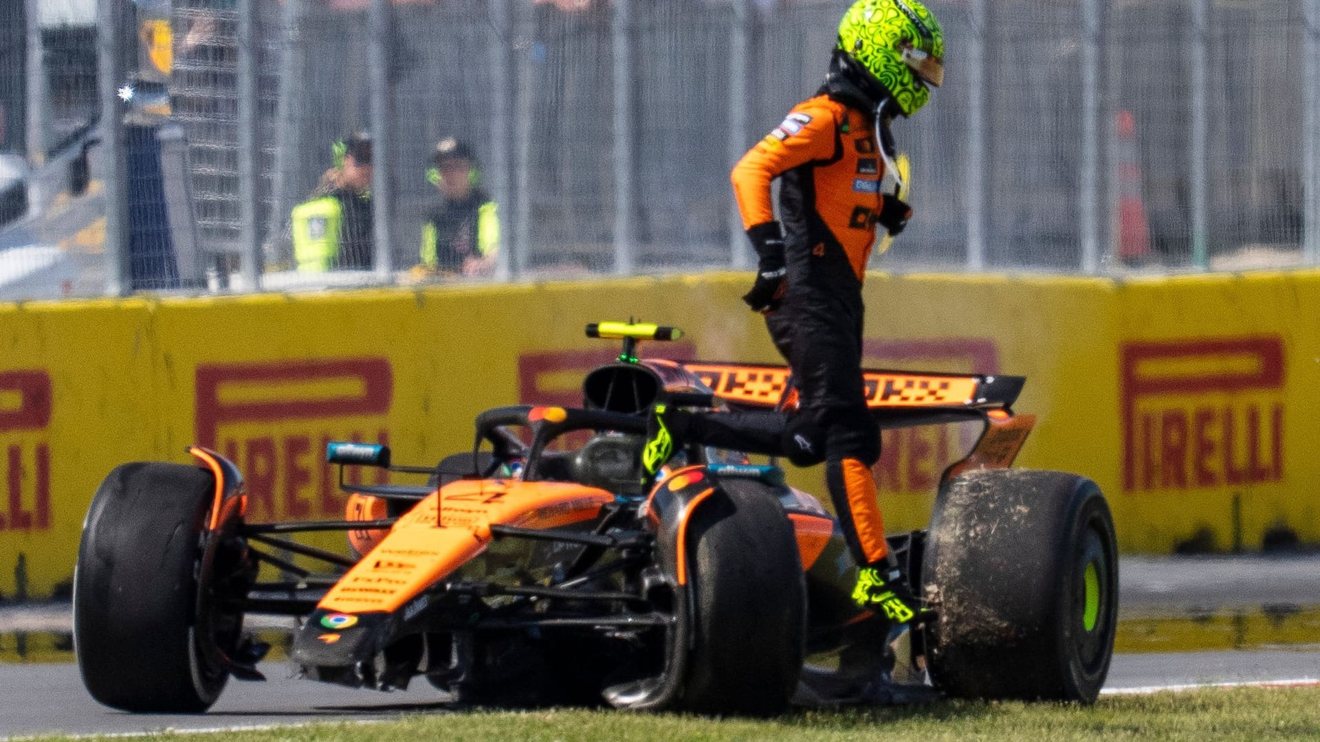 Lando Norris springt aus seinem havarierten McLaren: In Kanada kollidierte er mit seinem Teamkollegen.