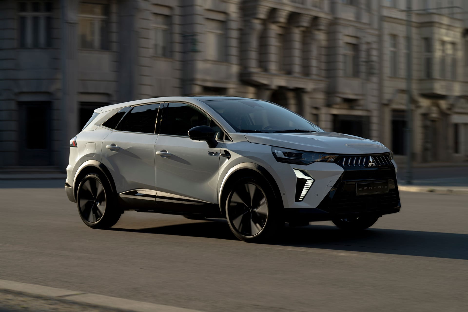 SPERRFRIST 1.7.2025, 19 UHR: Mitsubishi Grandis C-SUV