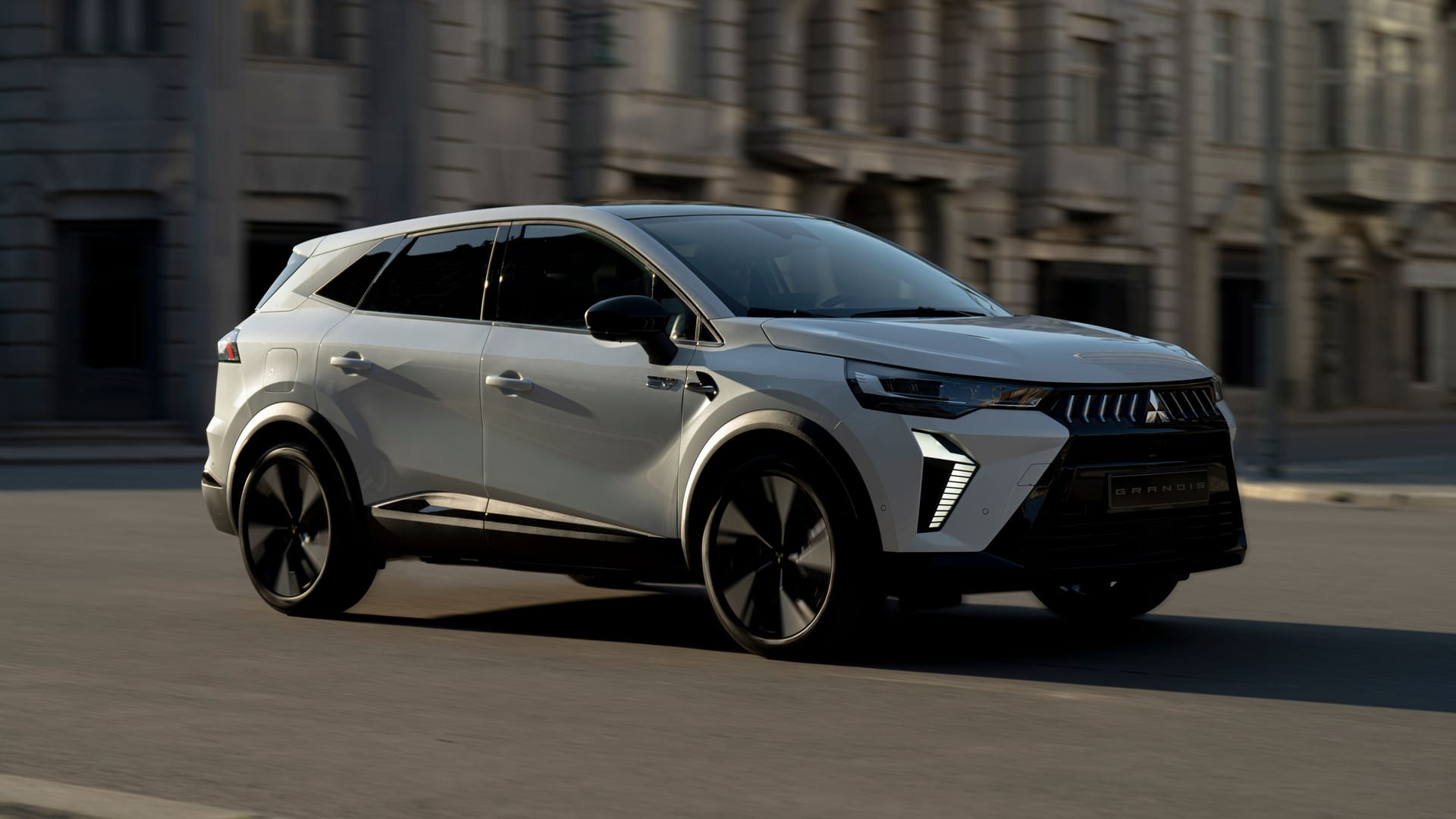 SPERRFRIST 1.7.2025, 19 UHR: Mitsubishi Grandis C-SUV