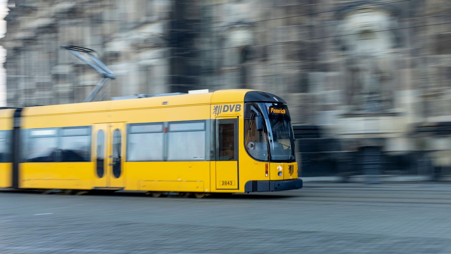 Eine Straßenbahn der Linie 7 (Archivbild): Ein Mann soll einen Hitlergruß gezeigt haben. Eine Straßenbahn der Linie 7 (Archivbild): Ein Mann soll einen Hitlergruß gezeigt haben.