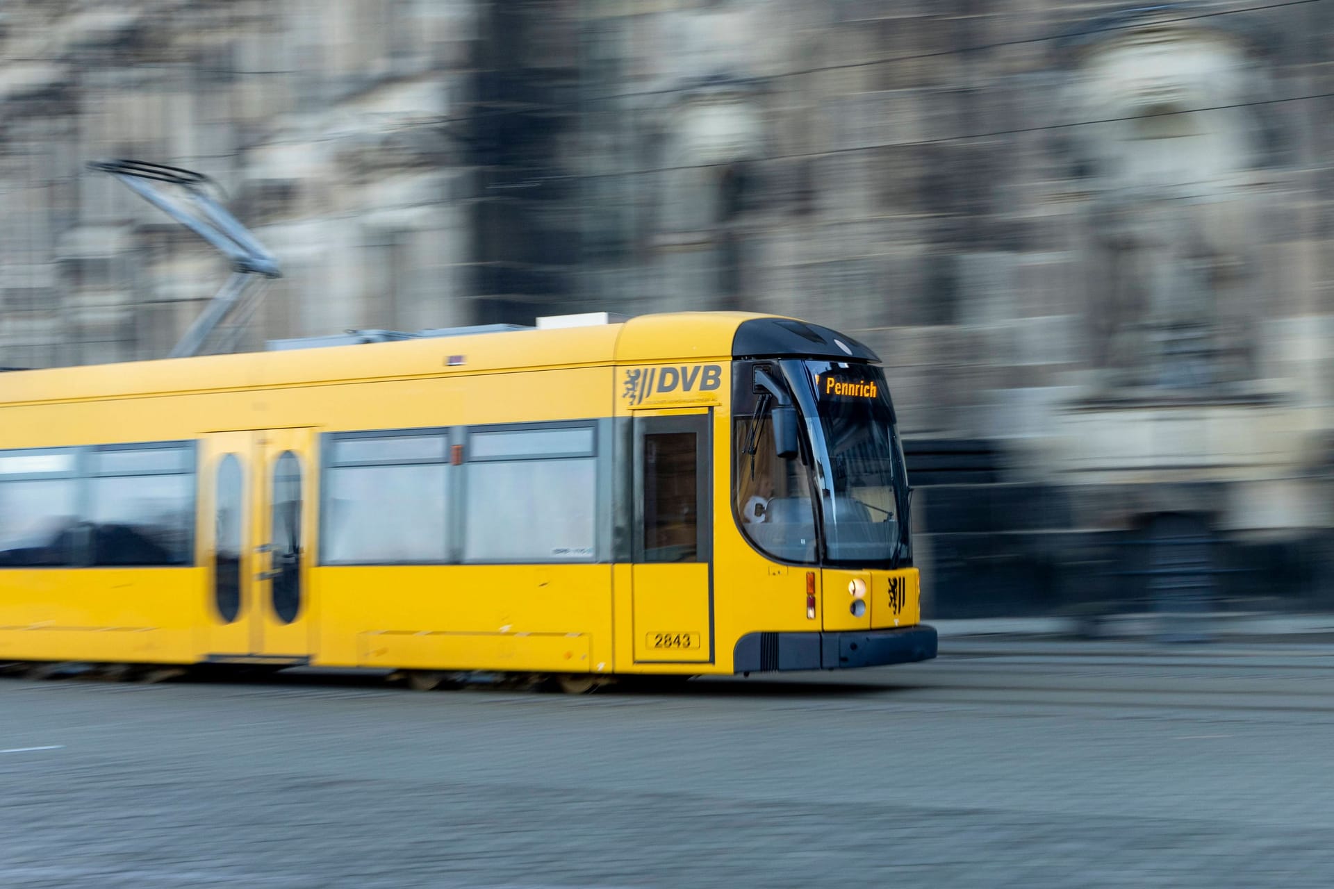 Eine Straßenbahn der Linie 7 (Archivbild): Ein Mann soll einen Hitlergruß gezeigt haben.
