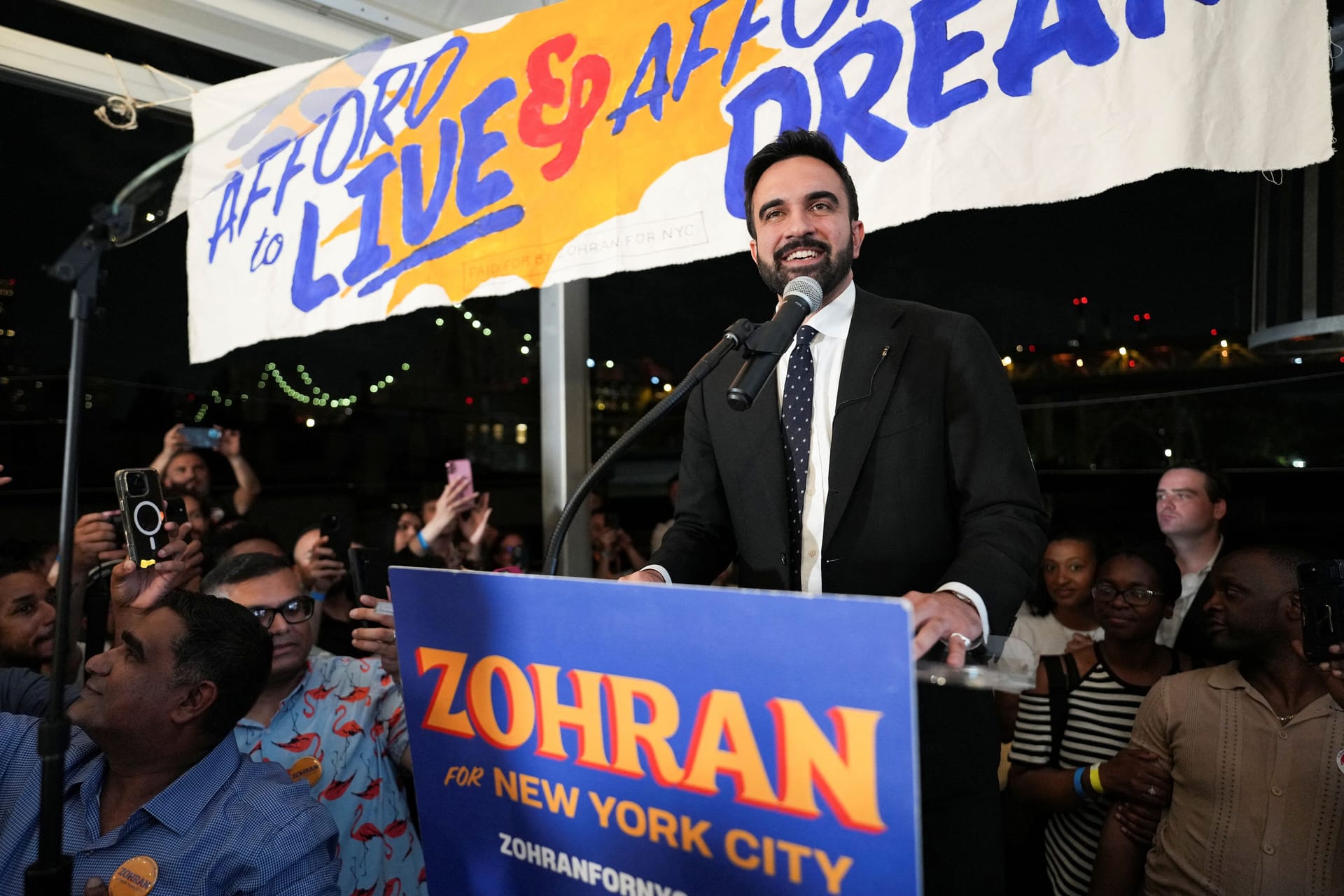 Zohran Mamdani spricht nach seinem ersten Vorwahlsieg in New York.