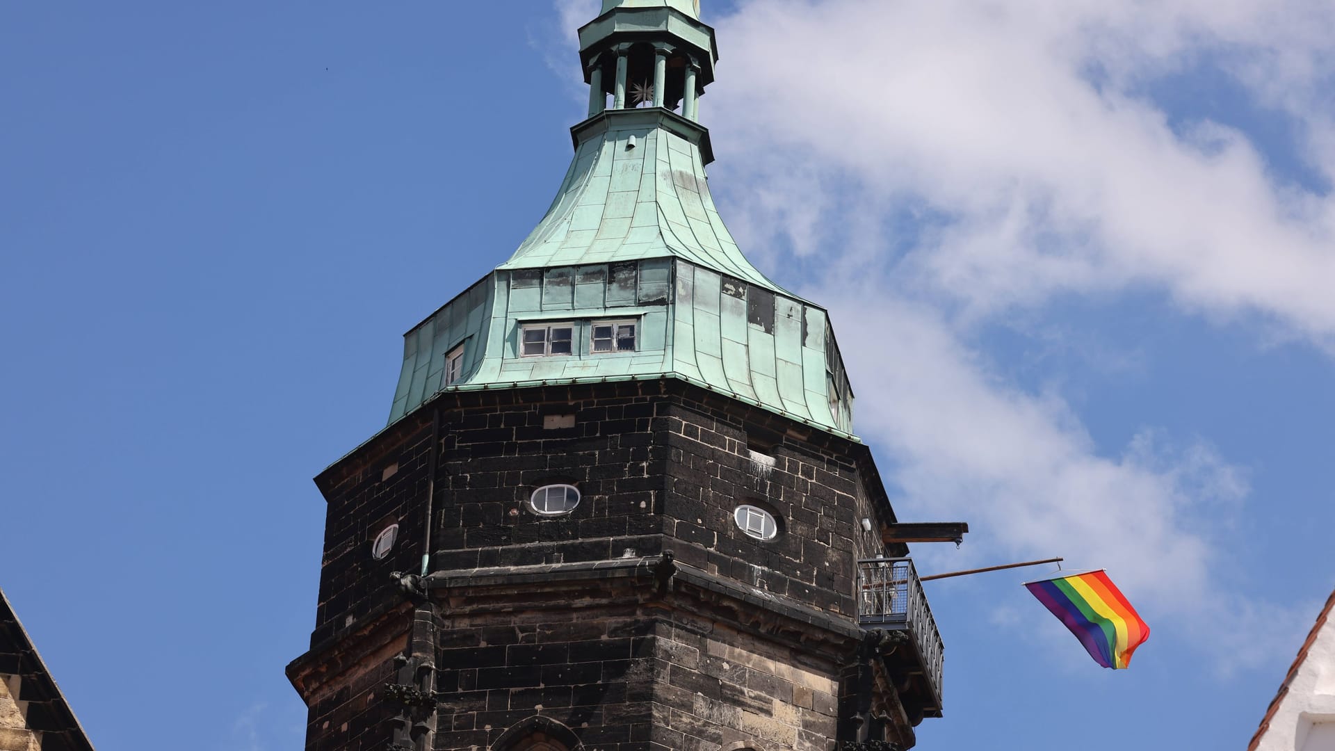 An der Marienkirche in Pirna wehte vergangenes Jahr die Regenbogenfahne (Archivbild): Dieses Jahr ist die Kirche eingerüstet.