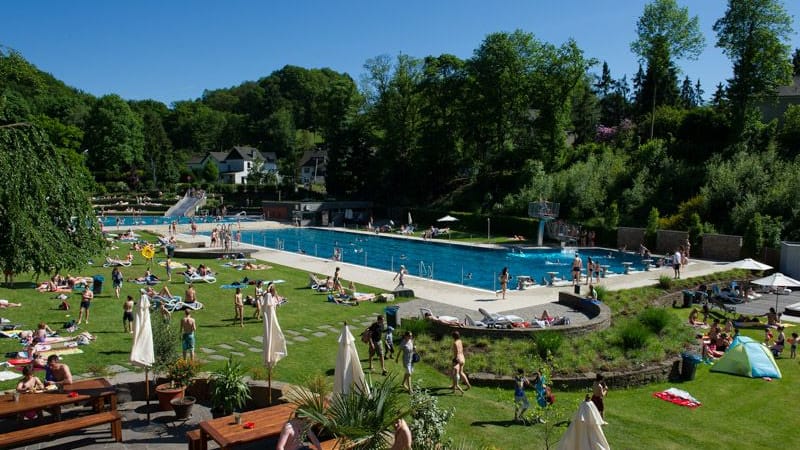 Im Freibad gibt es auch ein Café (vorne im Bild), in dem Besucher Essen und Getränke kaufen können.