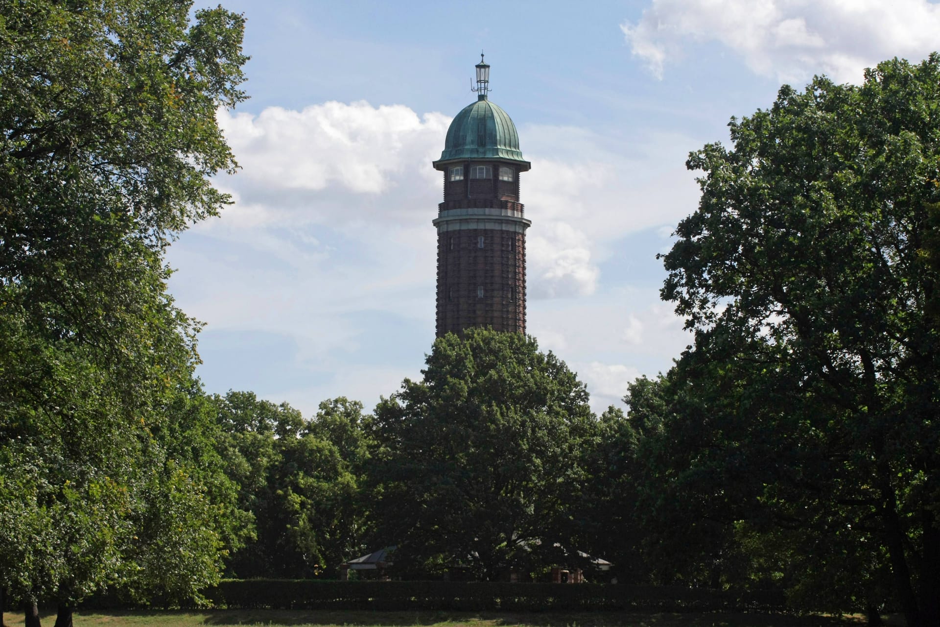 Wasserturm im Volkspark Jungfernheide (Archivbild): Hier ist ein Mann brutal attackiert worden.