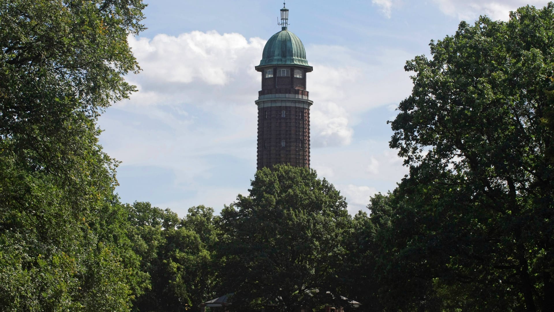 Wasserturm im Volkspark Jungfernheide (Archivbild): Hier ist ein Mann brutal attackiert worden. Wasserturm im Volkspark Jungfernheide (Archivbild): Hier ist ein Mann brutal attackiert worden.