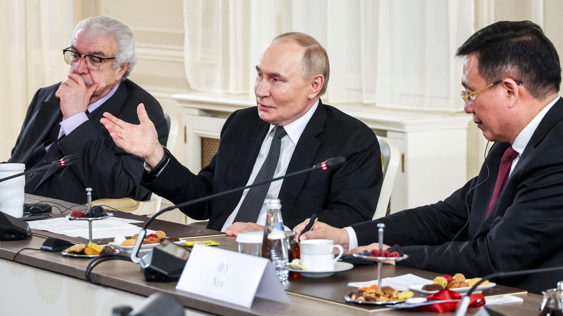 Putin trifft internationale Nachrichtenagenturen Putin trifft internationale Nachrichtenagenturen