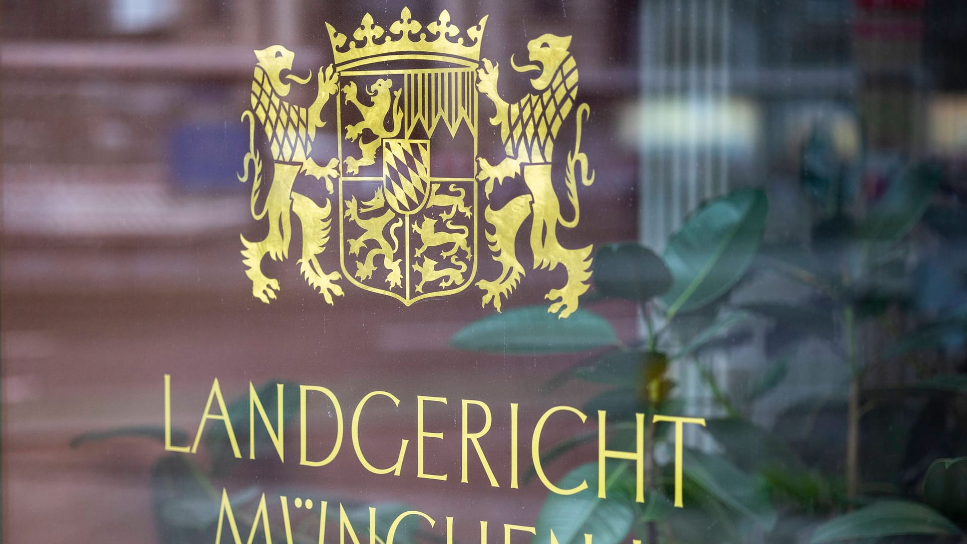 Eingang des Landgerichts Münchens (Symbolfoto): Ein Verfahren wegen Vergewaltigung endete hier laut einem Bericht auf eine ungewöhnliche Weise.