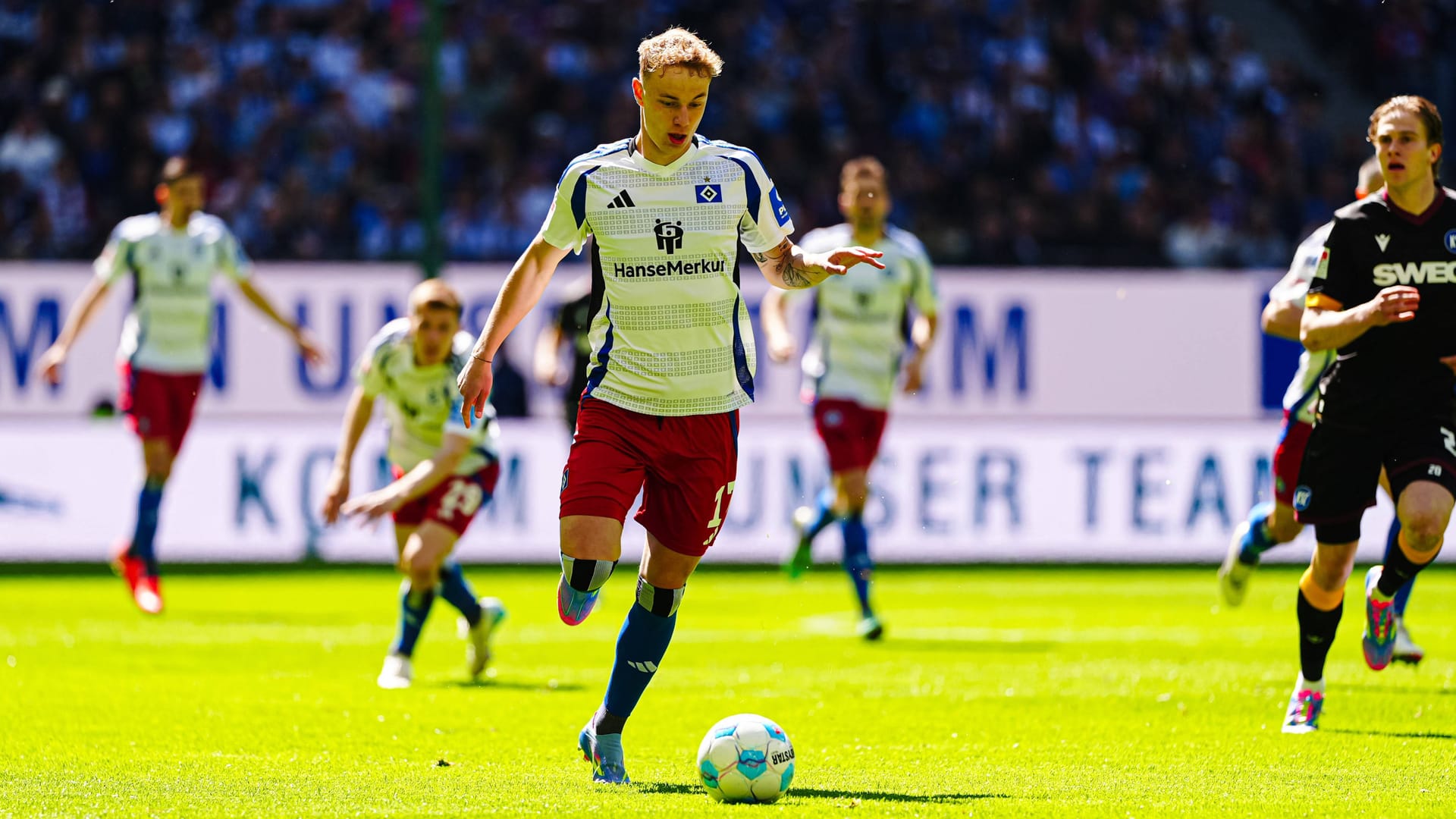Adam Karabec am Ball (Archivbild): Der junge Tscheche könnte nach dem Aufstieg in die Bundesliga nun doch beim HSV bleiben. Adam Karabec am Ball (Archivbild): Der junge Tscheche könnte nach dem Aufstieg in die Bundesliga nun doch beim HSV bleiben.