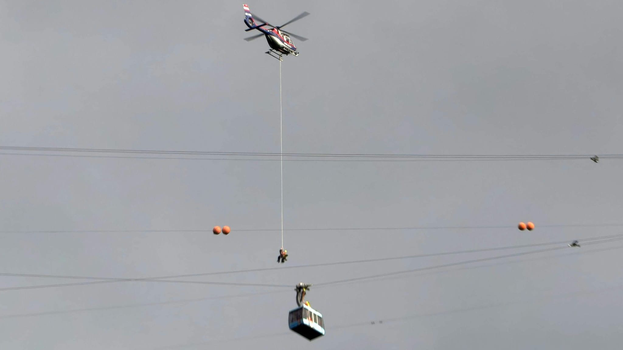 Rettungseinsatz aus der Luft: Nach rund vier Stunden konnten 19 Menschen aus einer Seilbahn in Österreich gerettet werden.