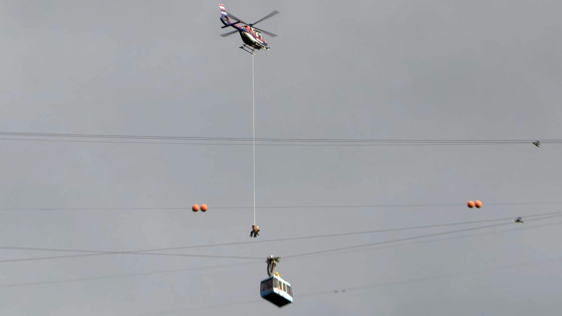 Rettungseinsatz aus der Luft: Nach rund vier Stunden konnten 19 Menschen aus einer Seilbahn in Österreich gerettet werden.