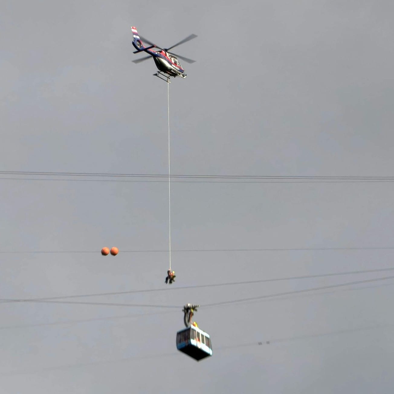 Rettungseinsatz aus der Luft: Nach rund vier Stunden konnten 19 Menschen aus einer Seilbahn in Österreich gerettet werden.