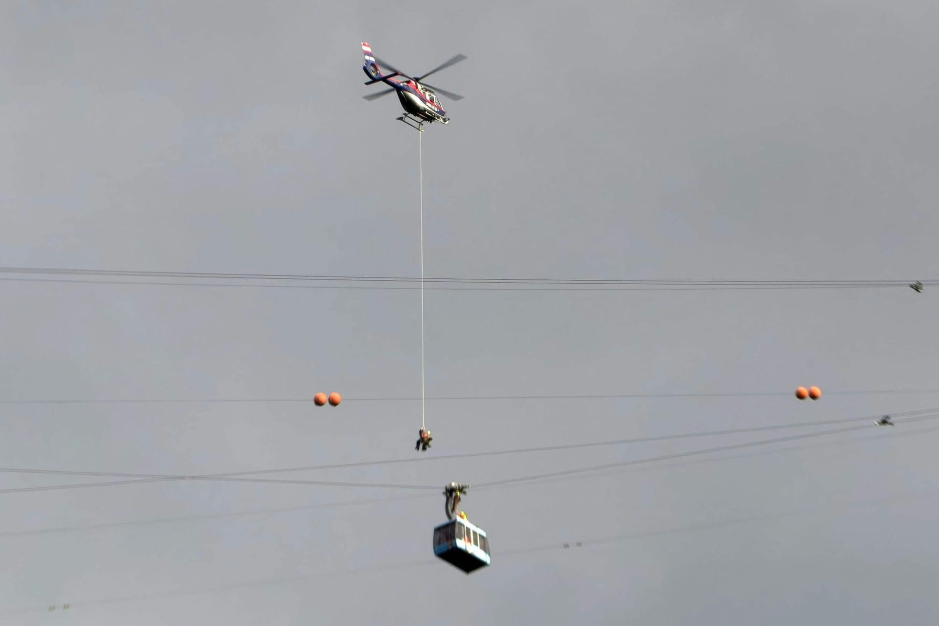 Rettungseinsatz aus der Luft: Nach rund vier Stunden konnten 19 Menschen aus einer Seilbahn in Österreich gerettet werden.