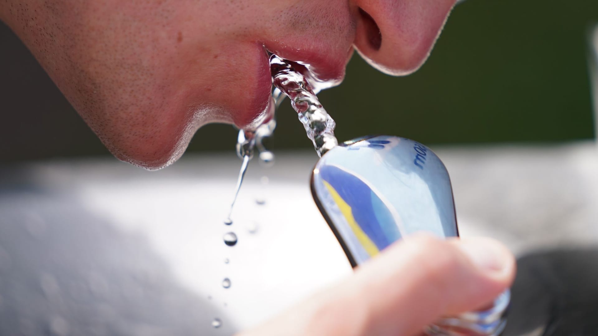 Mann trinkt an öffentlichem Wasserspender (Symbolbild): Hat Hamburg zu Trinkwasserstellen für heiße Tage? Mann trinkt an öffentlichem Wasserspender (Symbolbild): Hat Hamburg zu Trinkwasserstellen für heiße Tage?