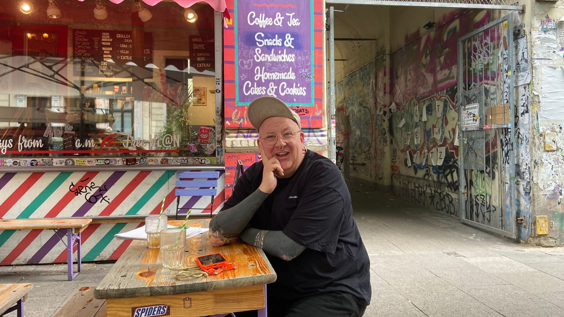Didine van der Platenvlotbrug im Café "Kandie Shop" auf St. Pauli.
